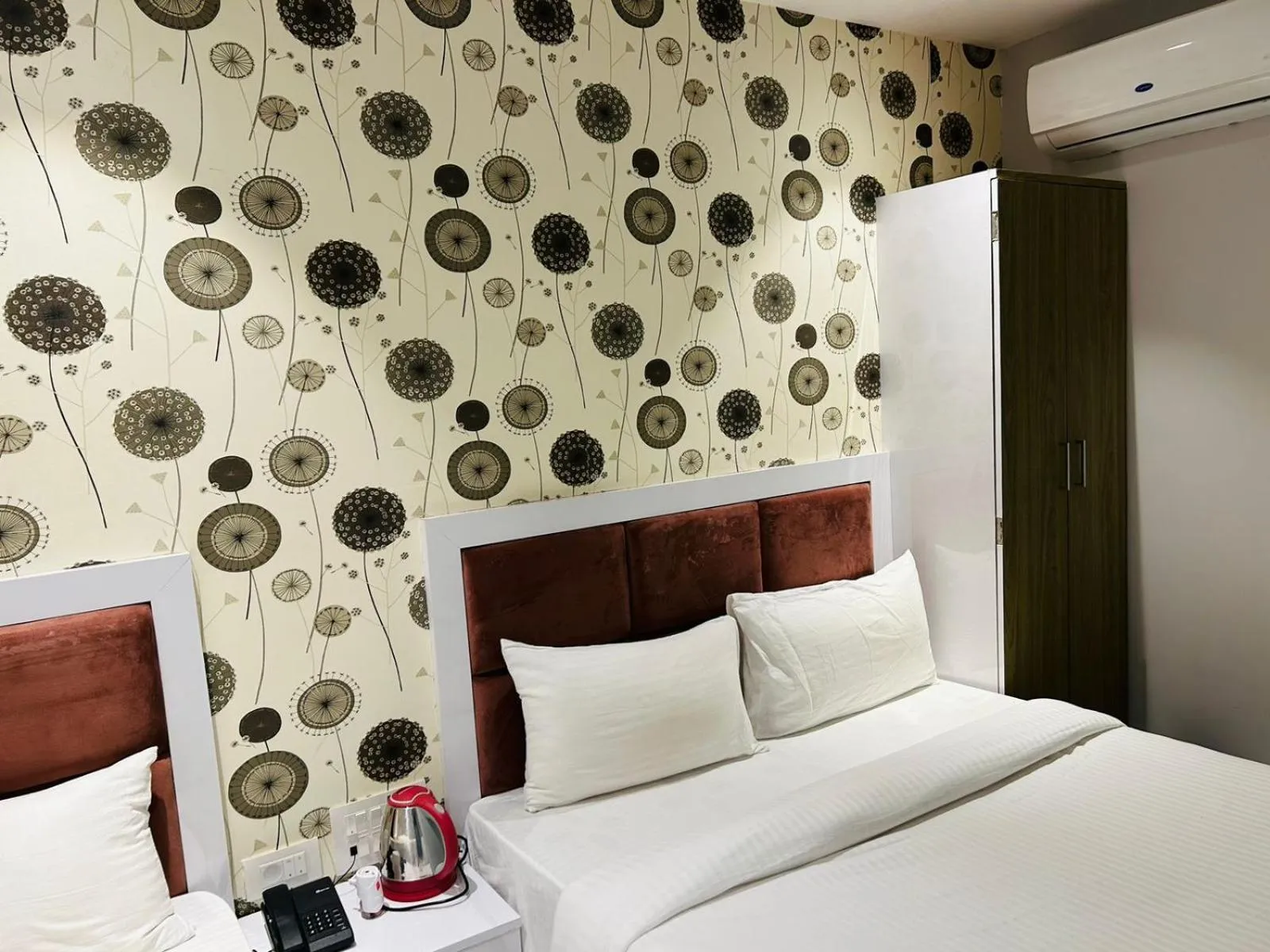 Bed in Grand Dyad Hotel - Near Kokilaben Hospital Andheri West