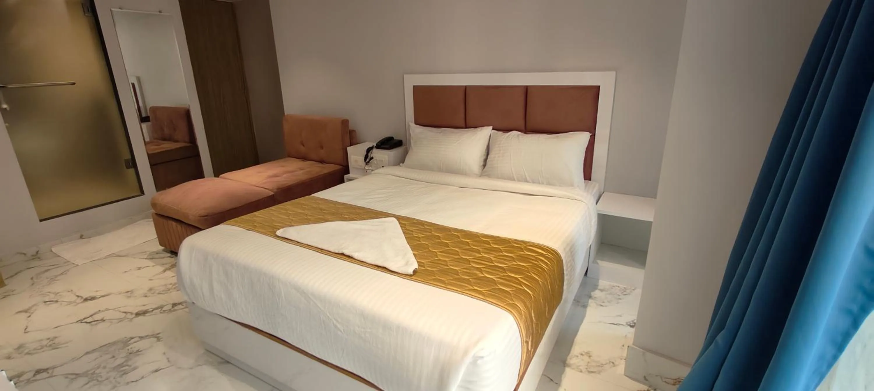 Bed in Grand Dyad Hotel - Near Kokilaben Hospital Andheri West