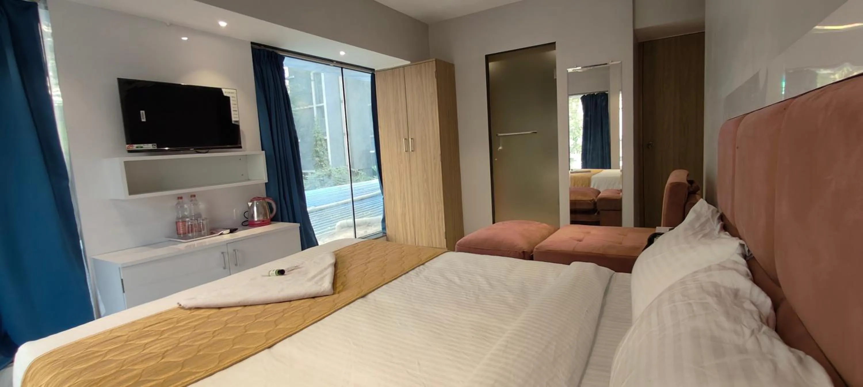 Bed in Grand Dyad Hotel - Near Kokilaben Hospital Andheri West