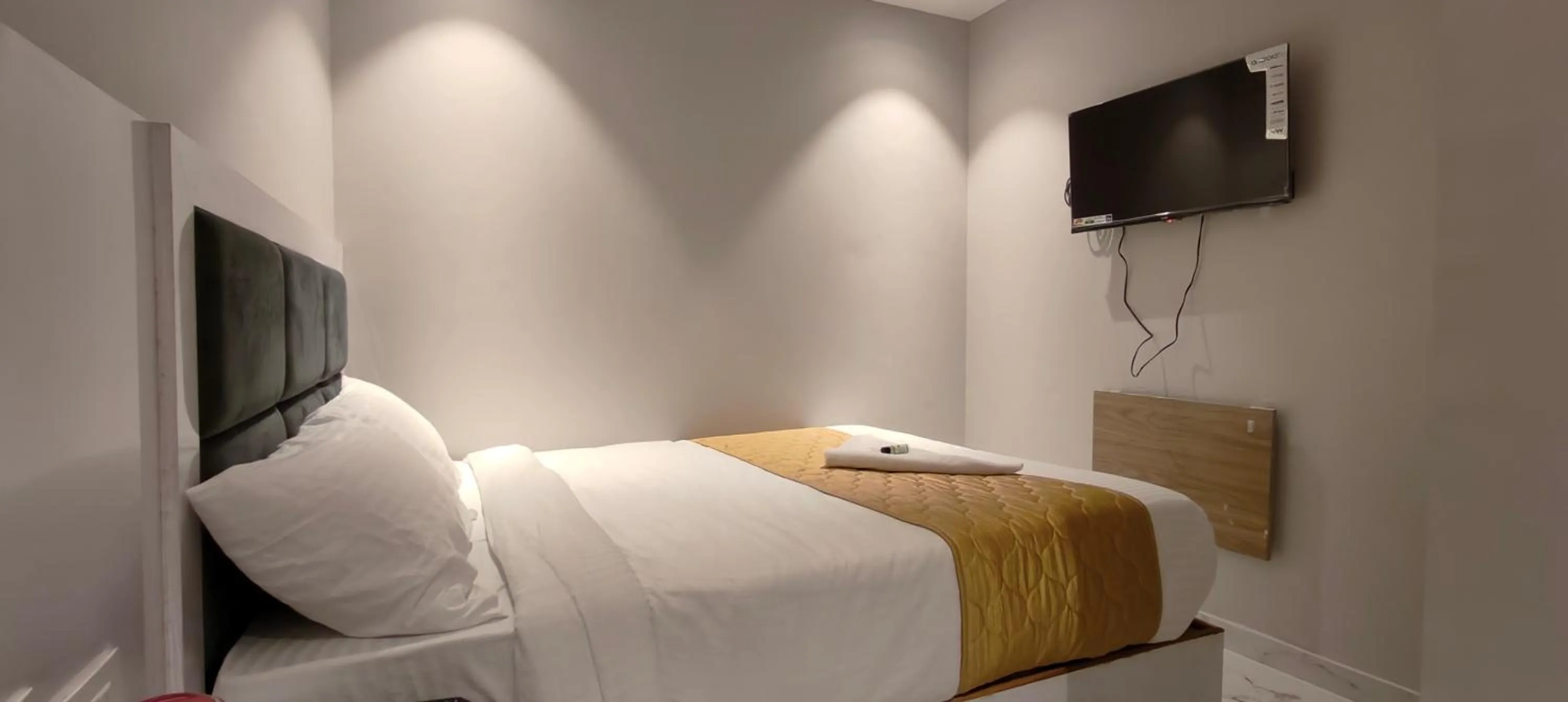 Bed in Grand Dyad Hotel - Near Kokilaben Hospital Andheri West