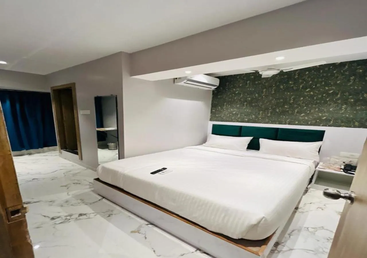 Bed in Grand Dyad Hotel - Near Kokilaben Hospital Andheri West