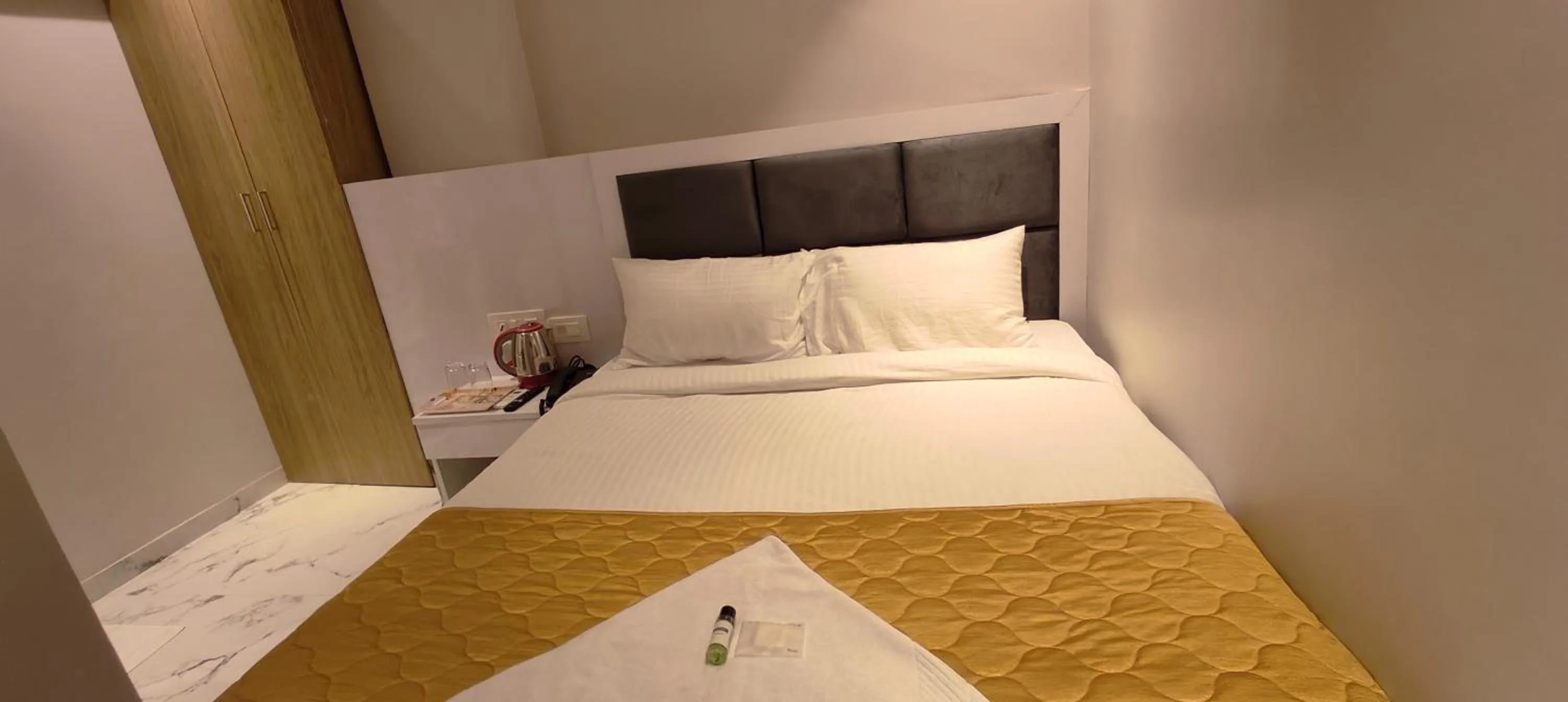 Bed in Grand Dyad Hotel - Near Kokilaben Hospital Andheri West