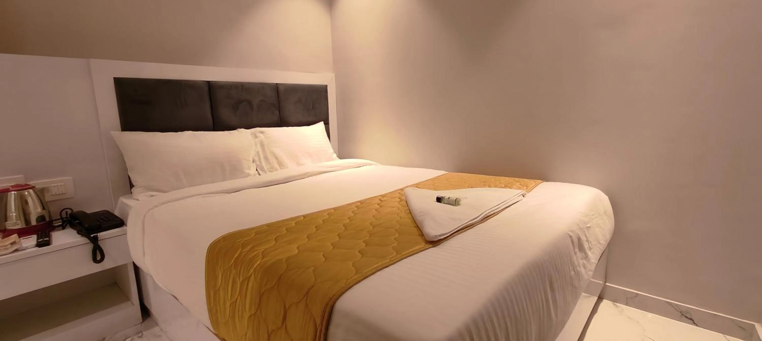 Bed in Grand Dyad Hotel - Near Kokilaben Hospital Andheri West