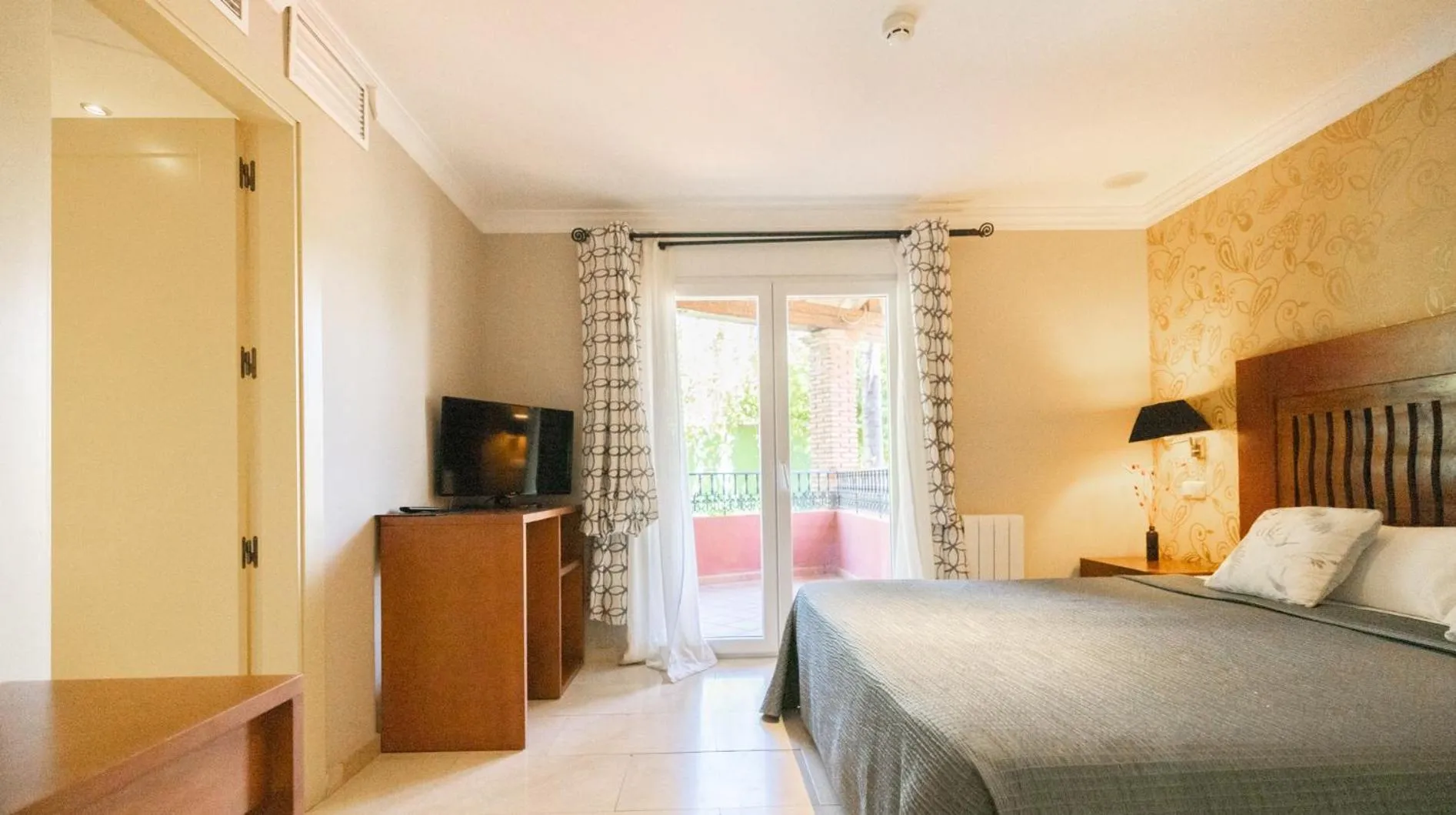 Photo of the whole room, Bed in Hotel Villa San Francisco