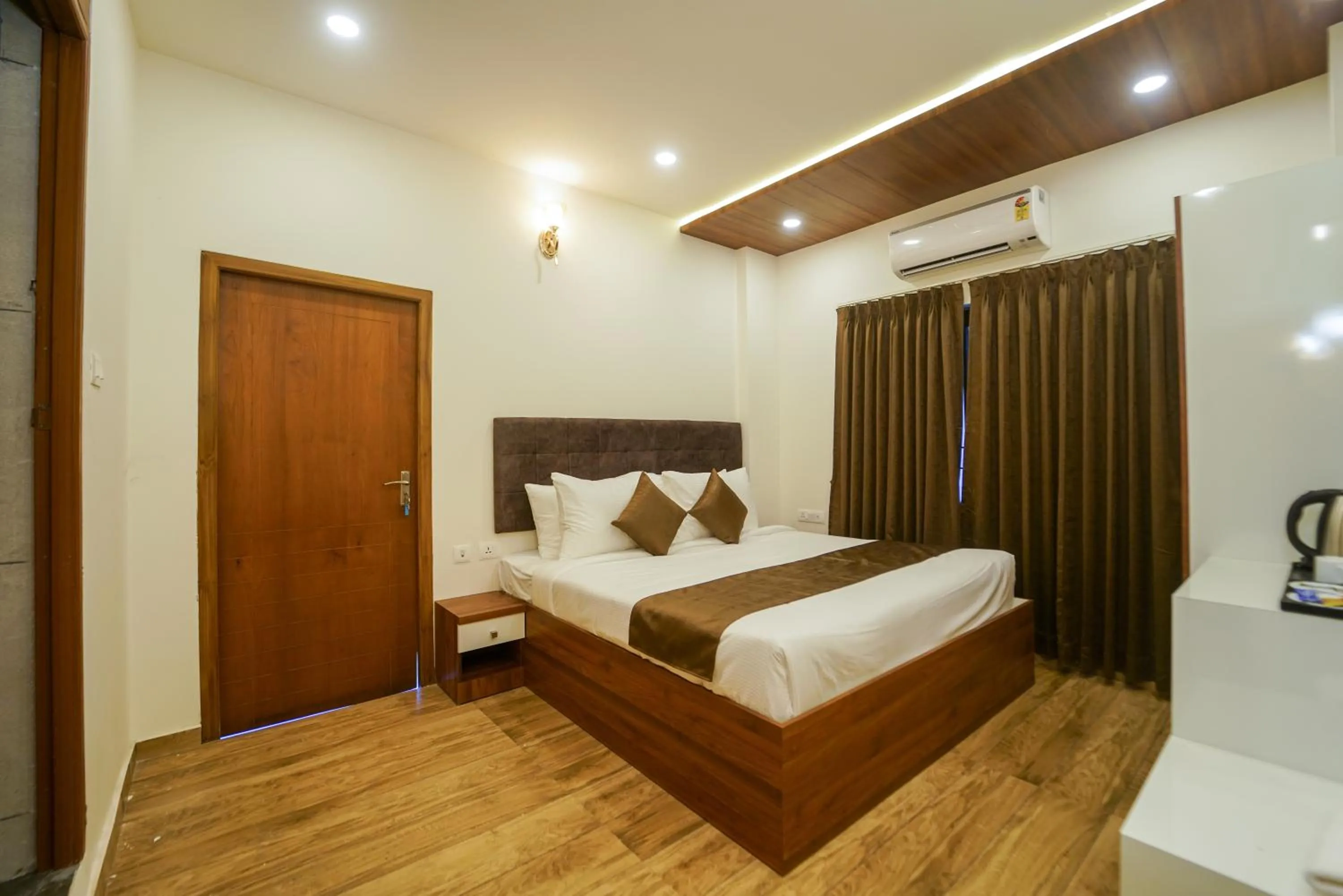 Bedroom, Bed in Grand Plaza Inn