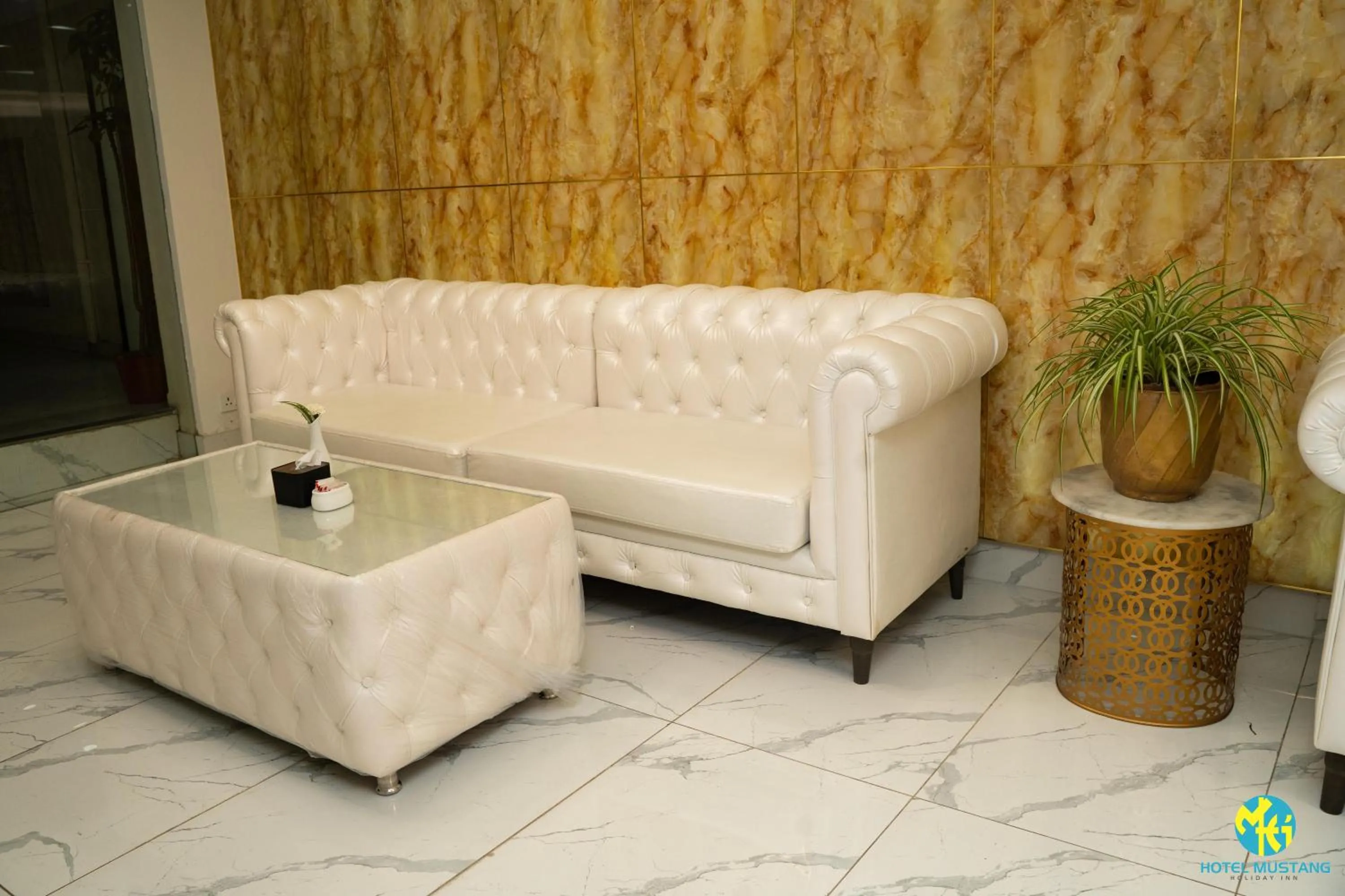 Seating area in Hotel Mustang Holiday Inn