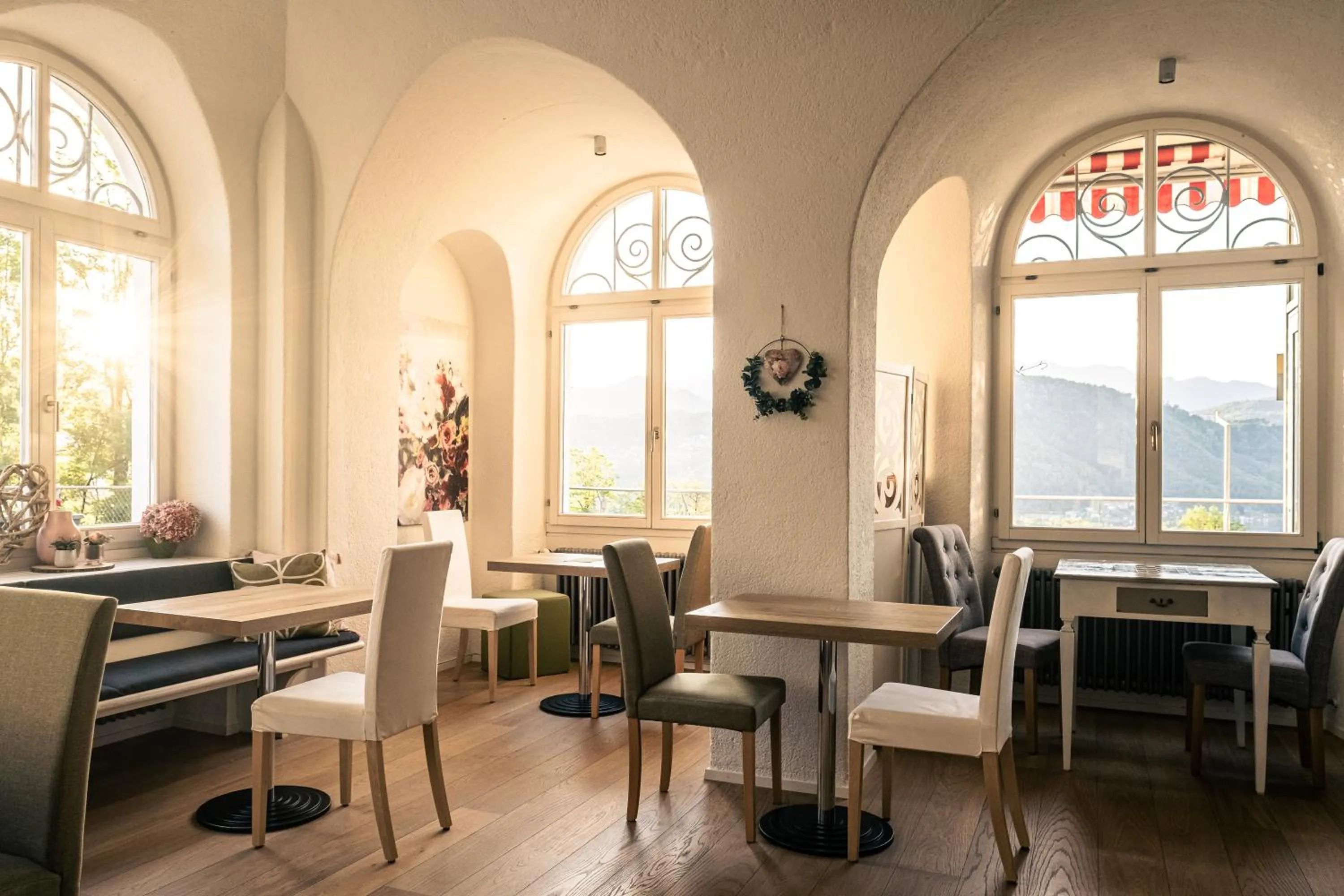 Restaurant/places to eat in Paladina Hotel