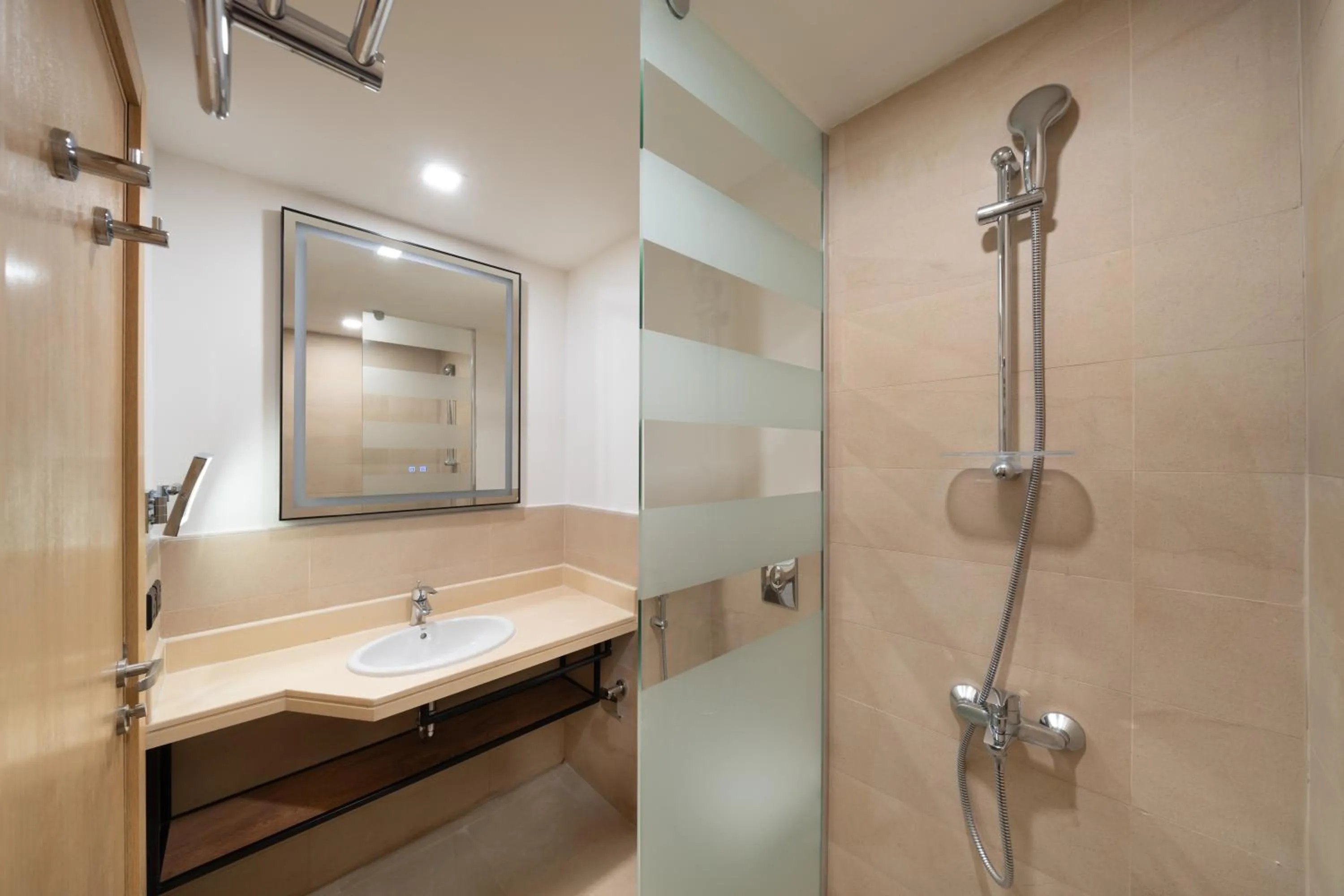 Toilet in Park Inn by Radisson Makkah Thakher Algharbi