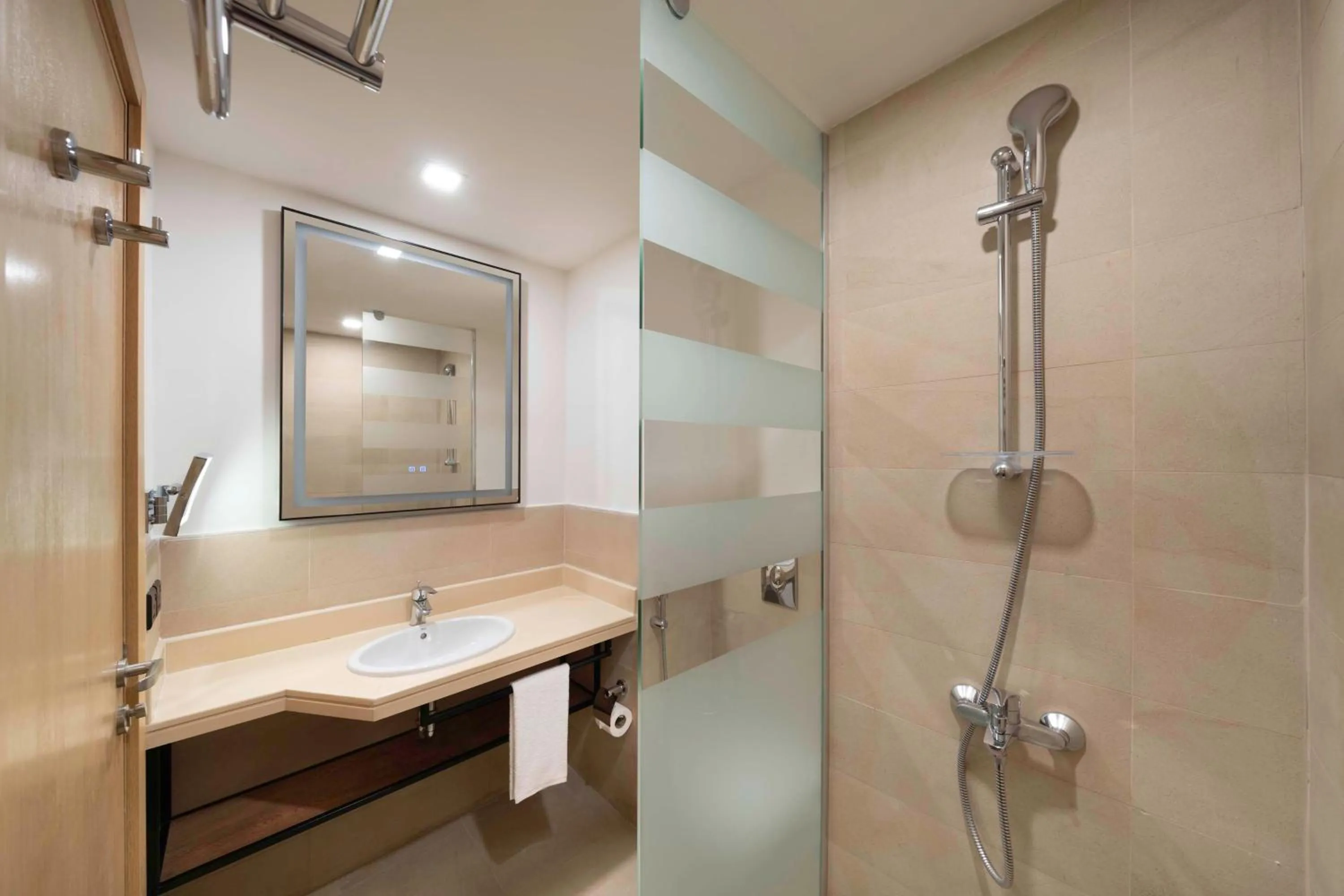 Bathroom in Park Inn by Radisson Makkah Thakher Algharbi