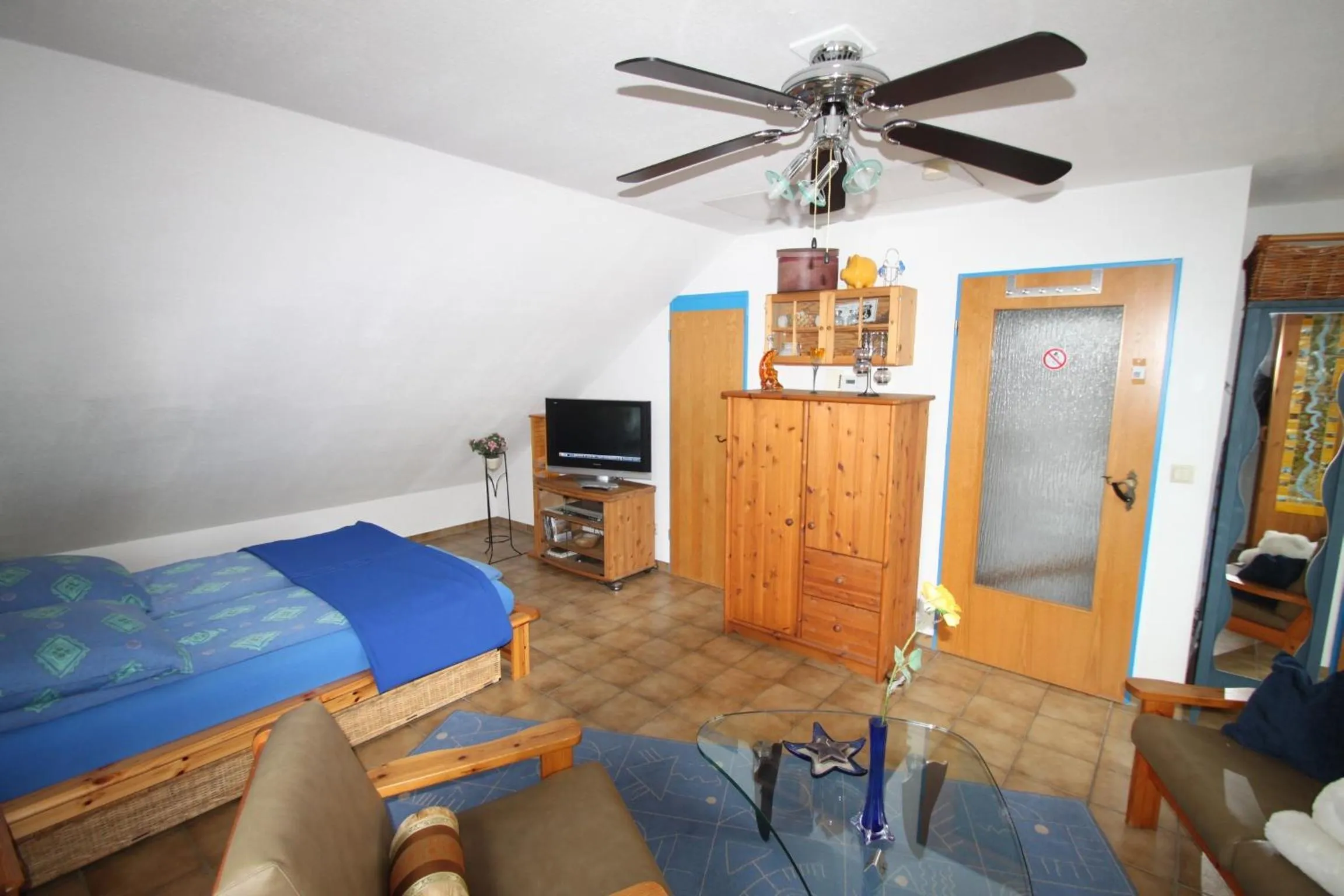 Living room, Bed in B&B am See Köln - Privatzimmer