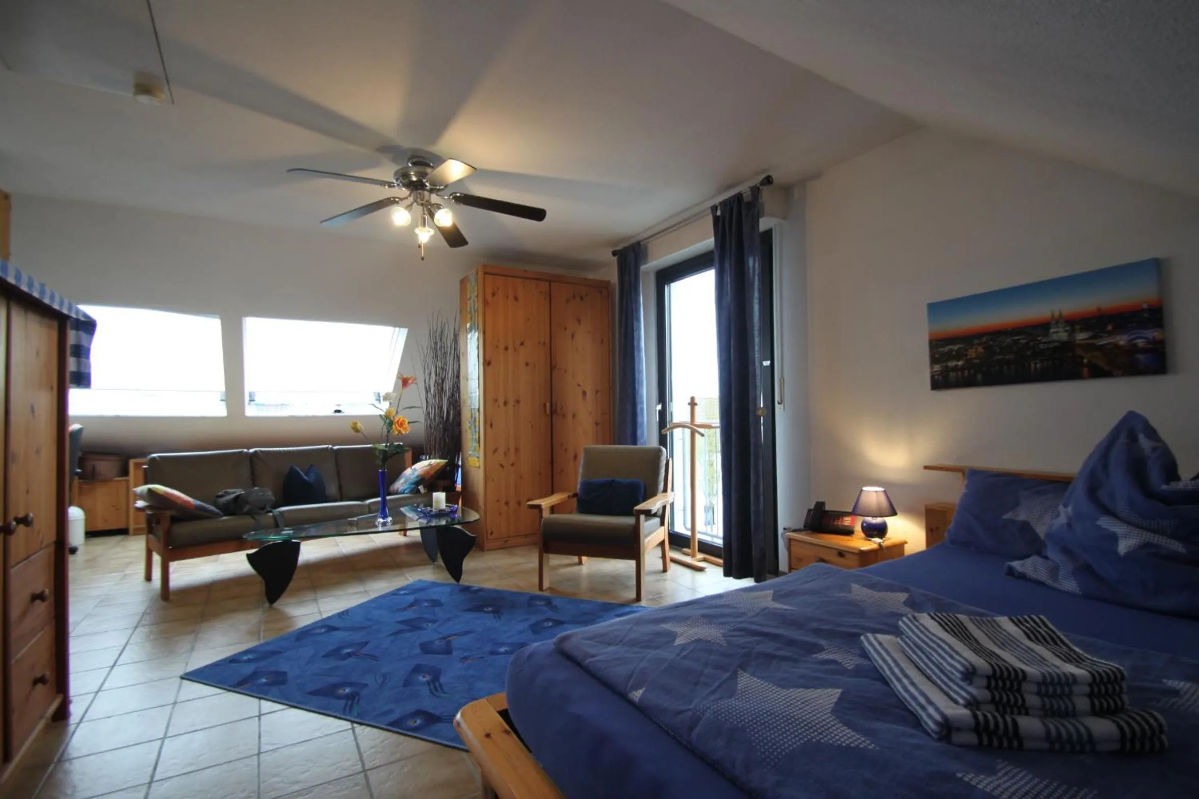 Living room, Bed in B&B am See Köln - Privatzimmer