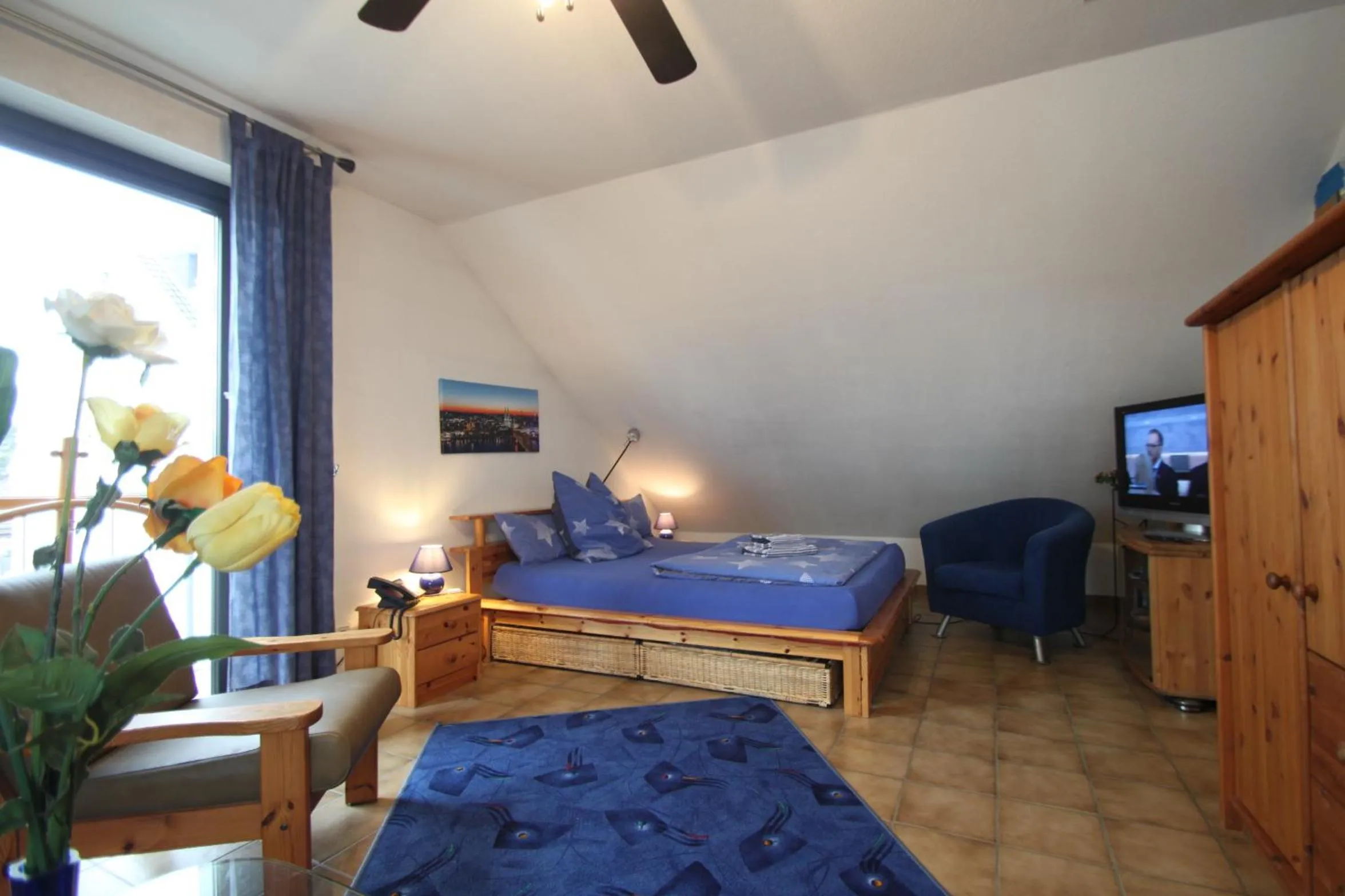 Living room, Bed in B&B am See Köln - Privatzimmer