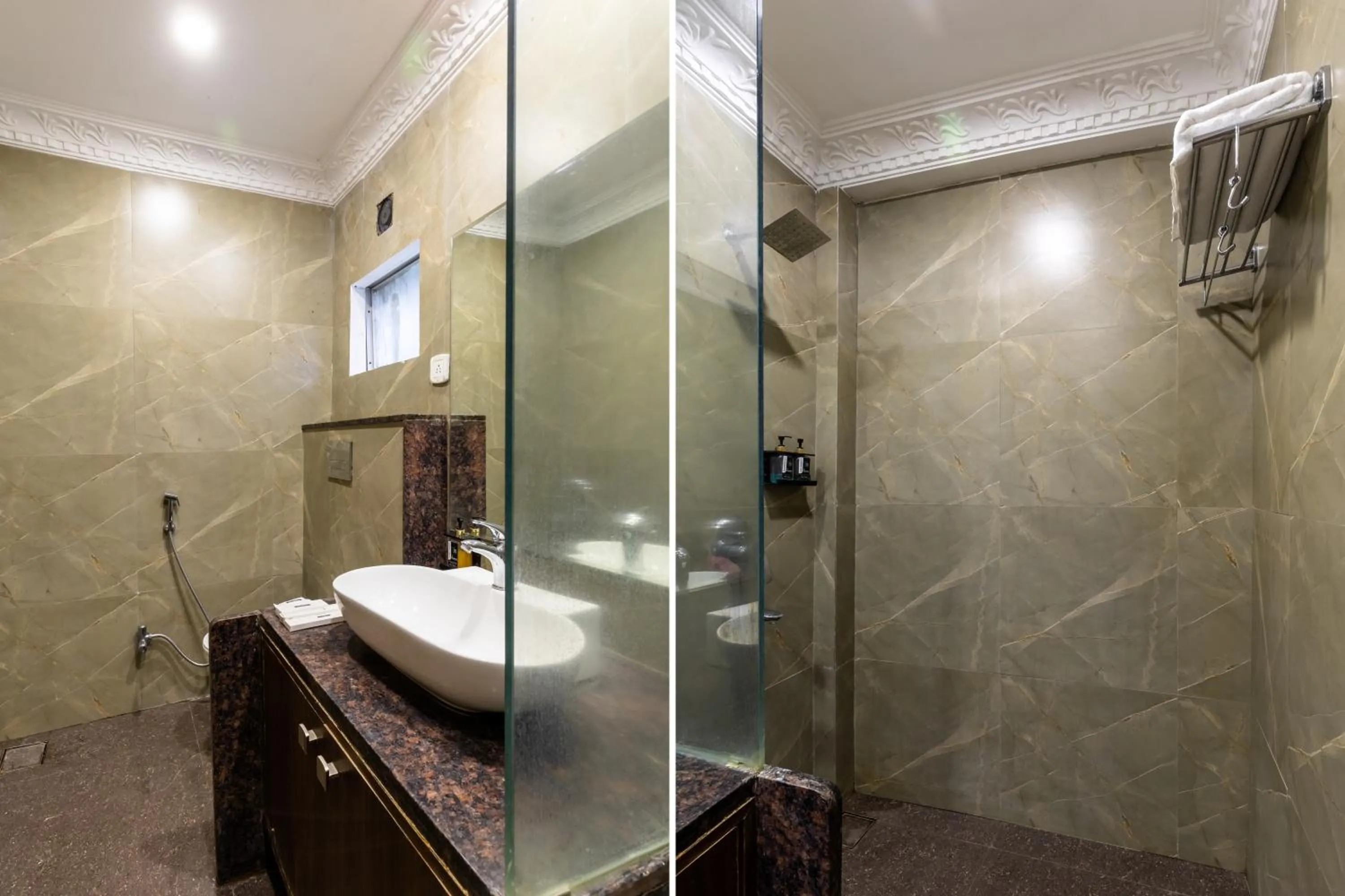 Shower in Hotel Kalinga