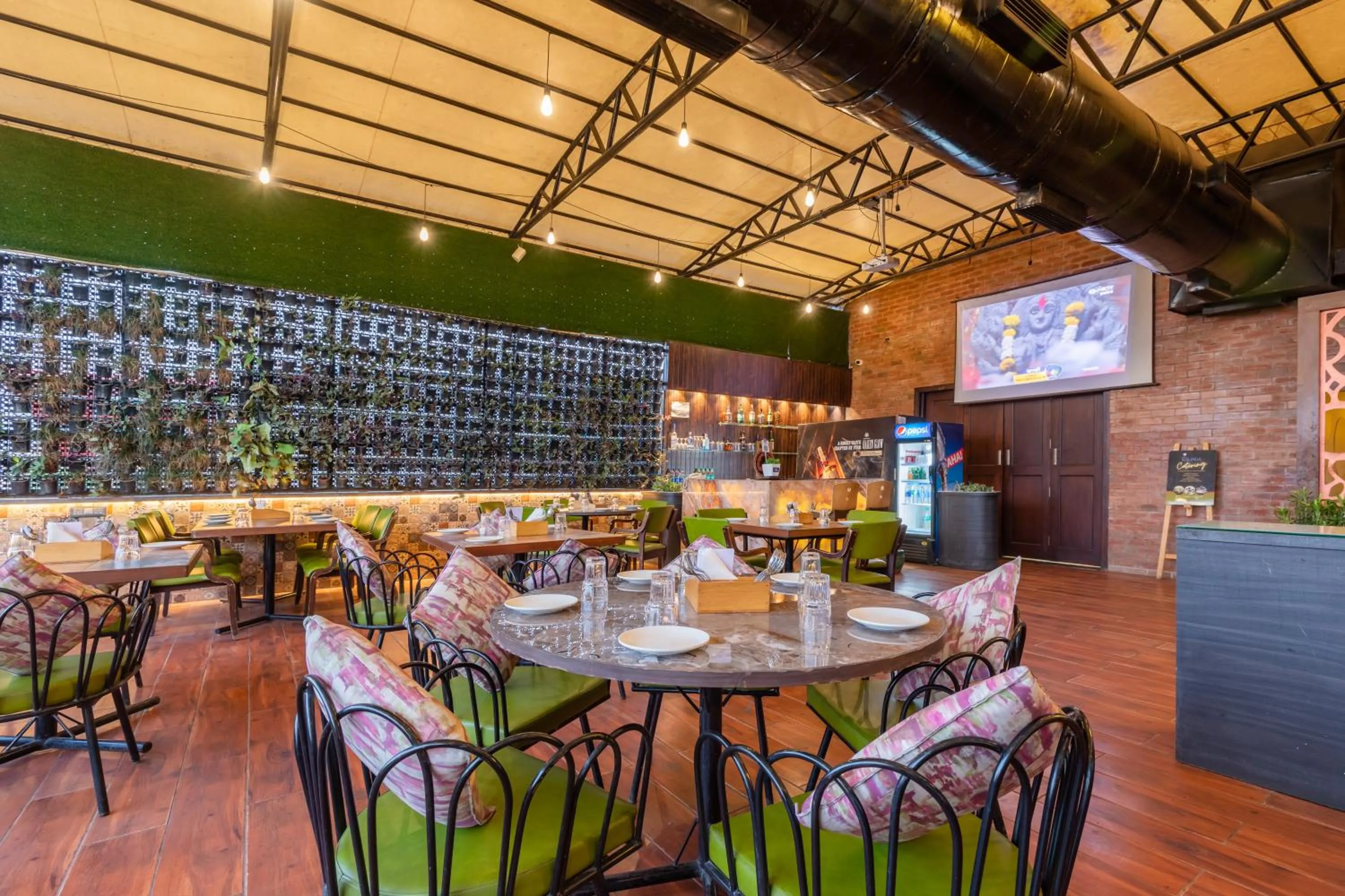 Restaurant/places to eat in Hotel Kalinga