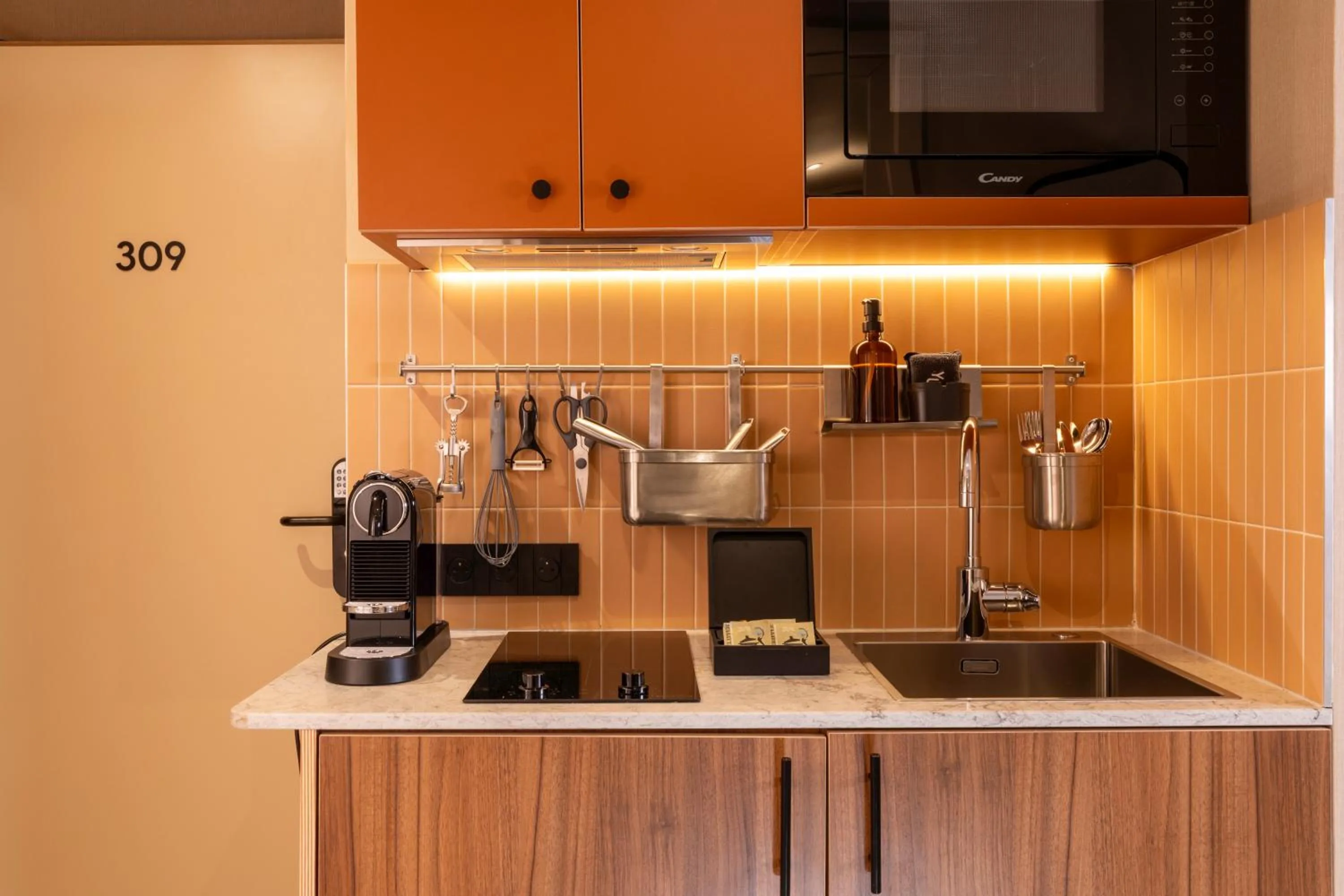 kitchen in Yuna Montmartre - ApartHotel