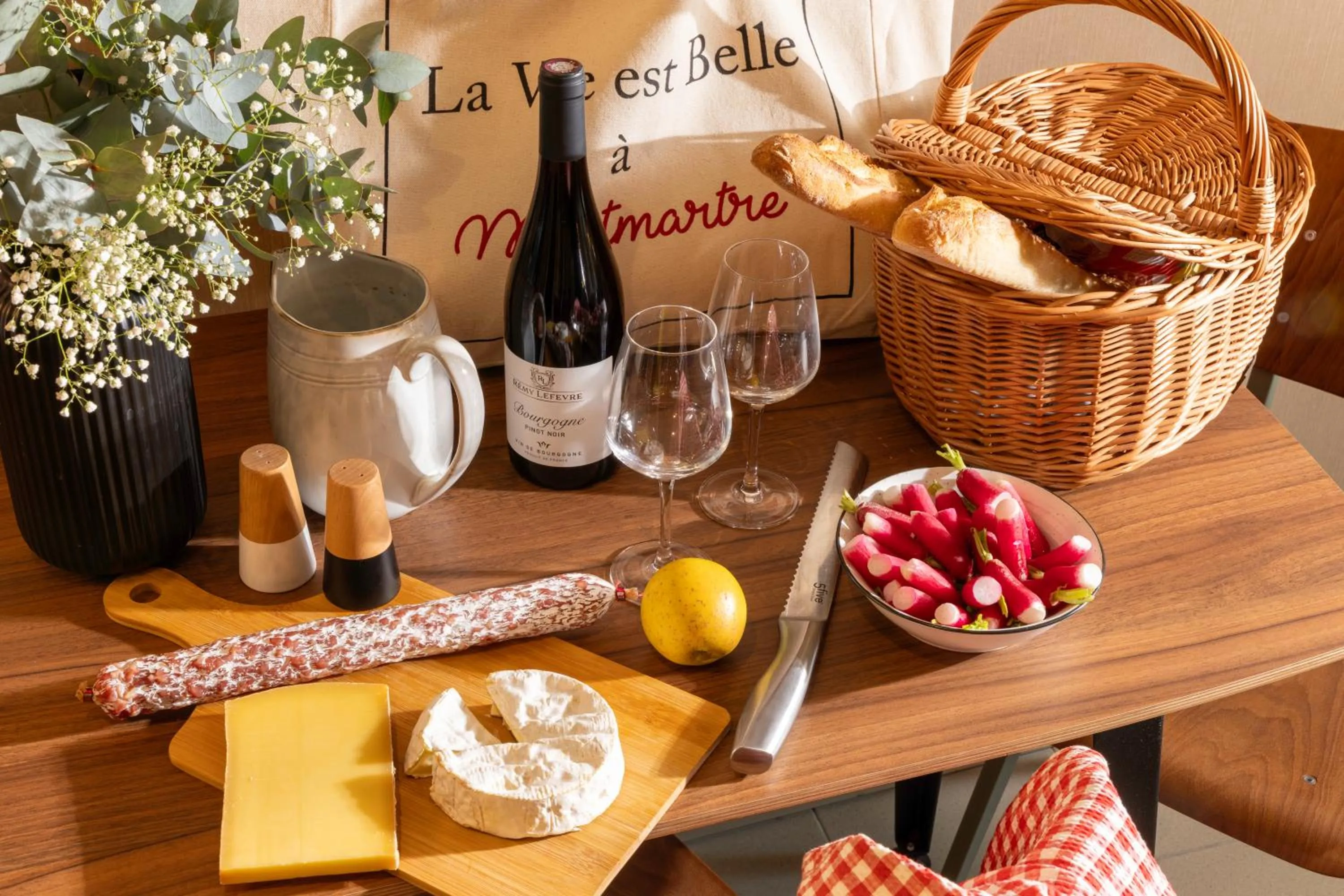 Food and drinks in Yuna Montmartre - ApartHotel