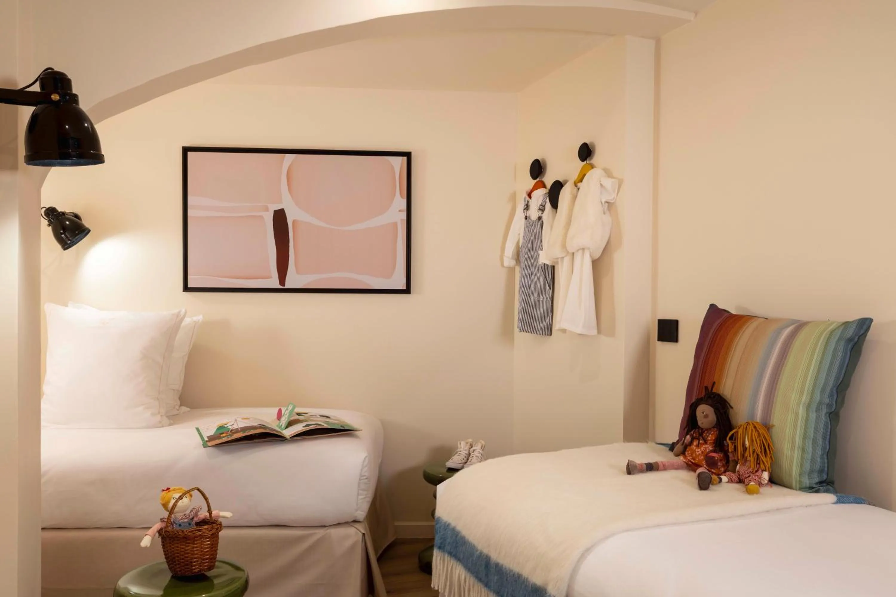 Photo of the whole room, Bed in Yuna Montmartre - ApartHotel