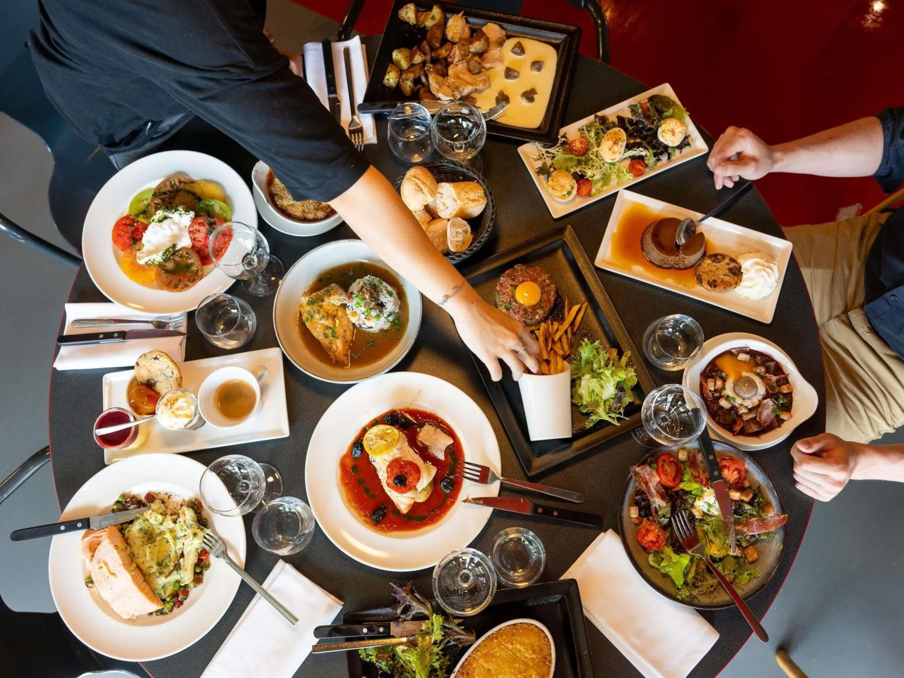 Restaurant/places to eat in ibis Styles Lyon Centre Confluence