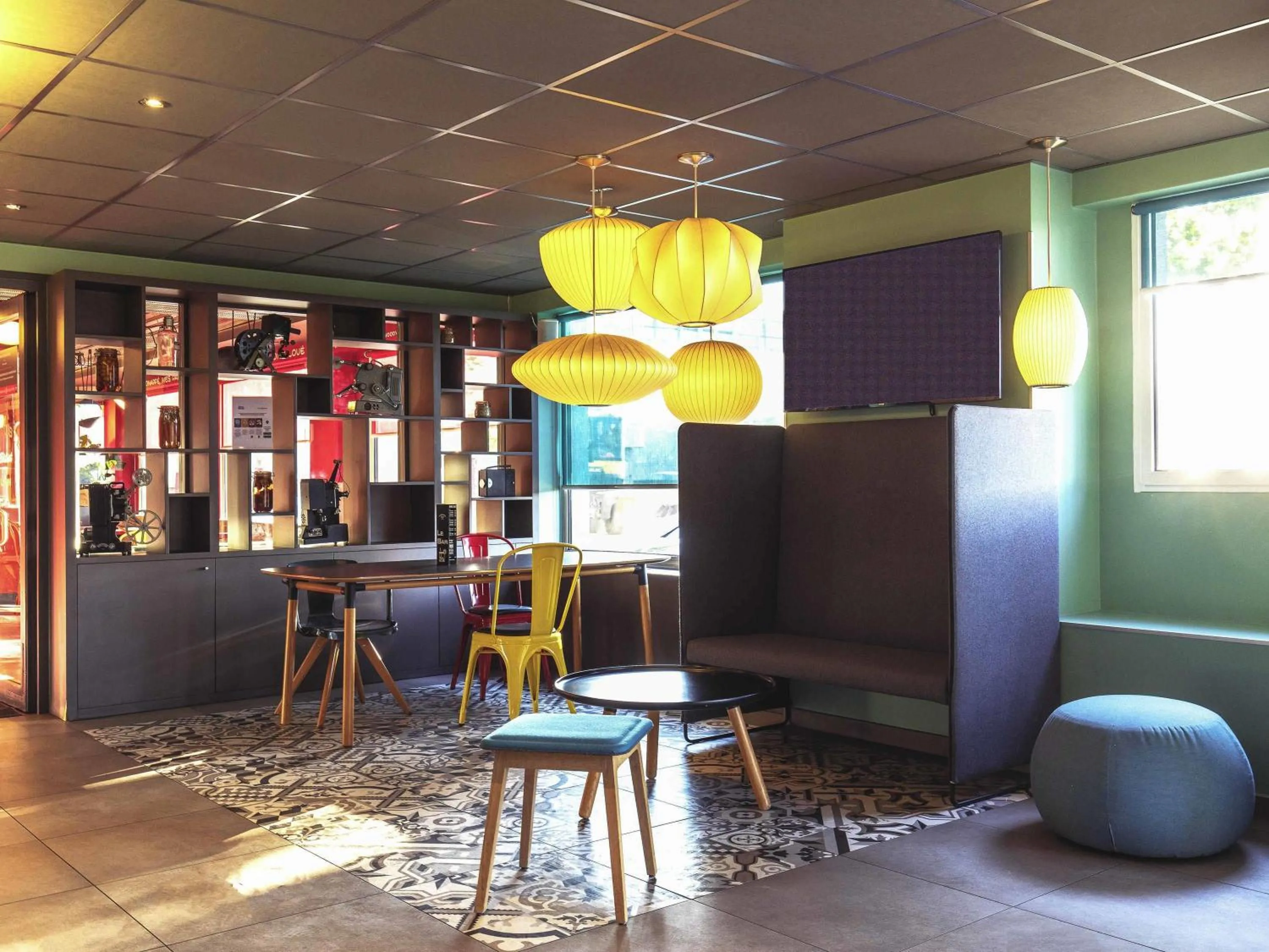 Lounge or bar in ibis Styles Lyon Centre Confluence