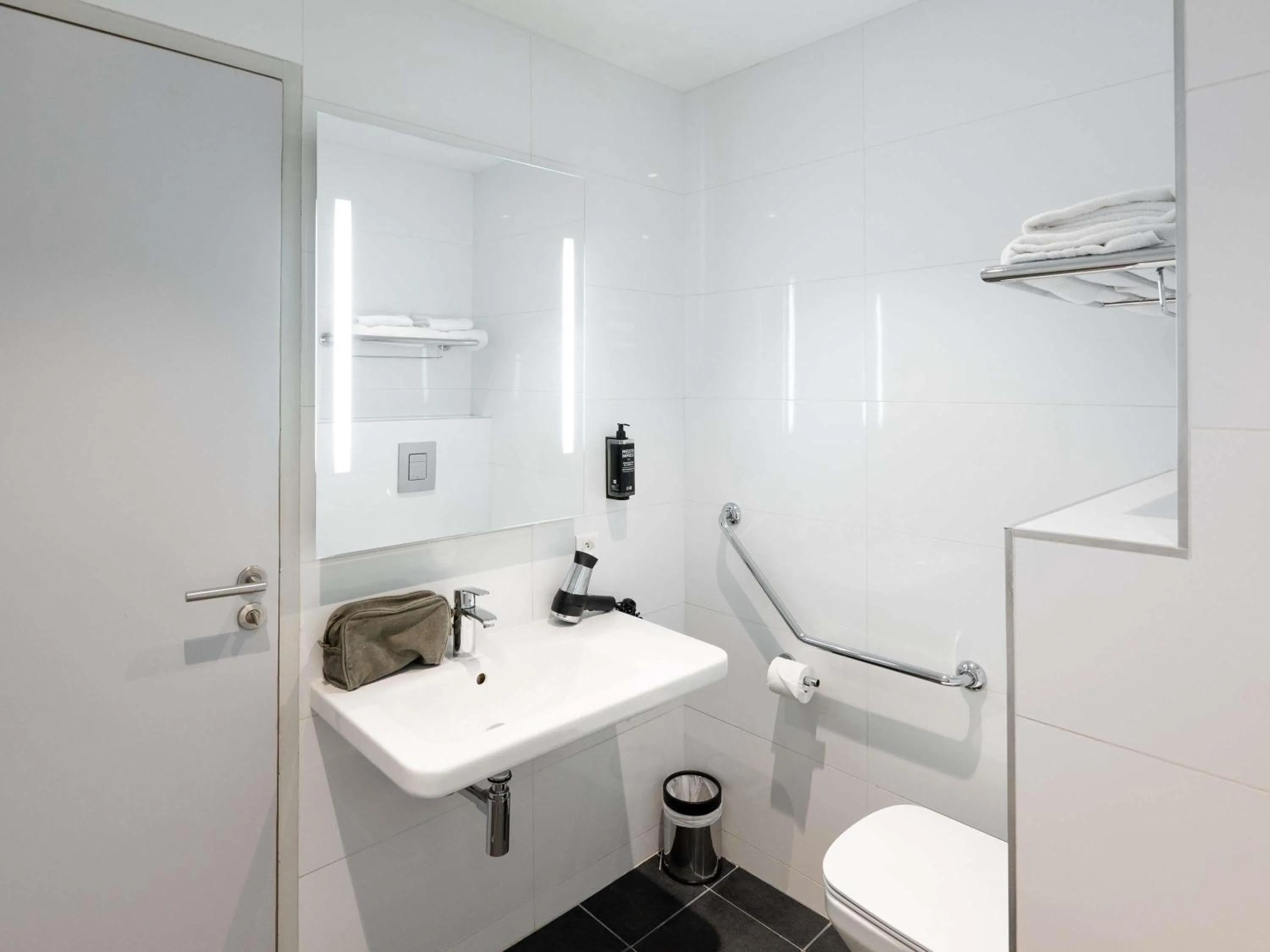 Bedroom in ibis Styles Lyon Centre Confluence