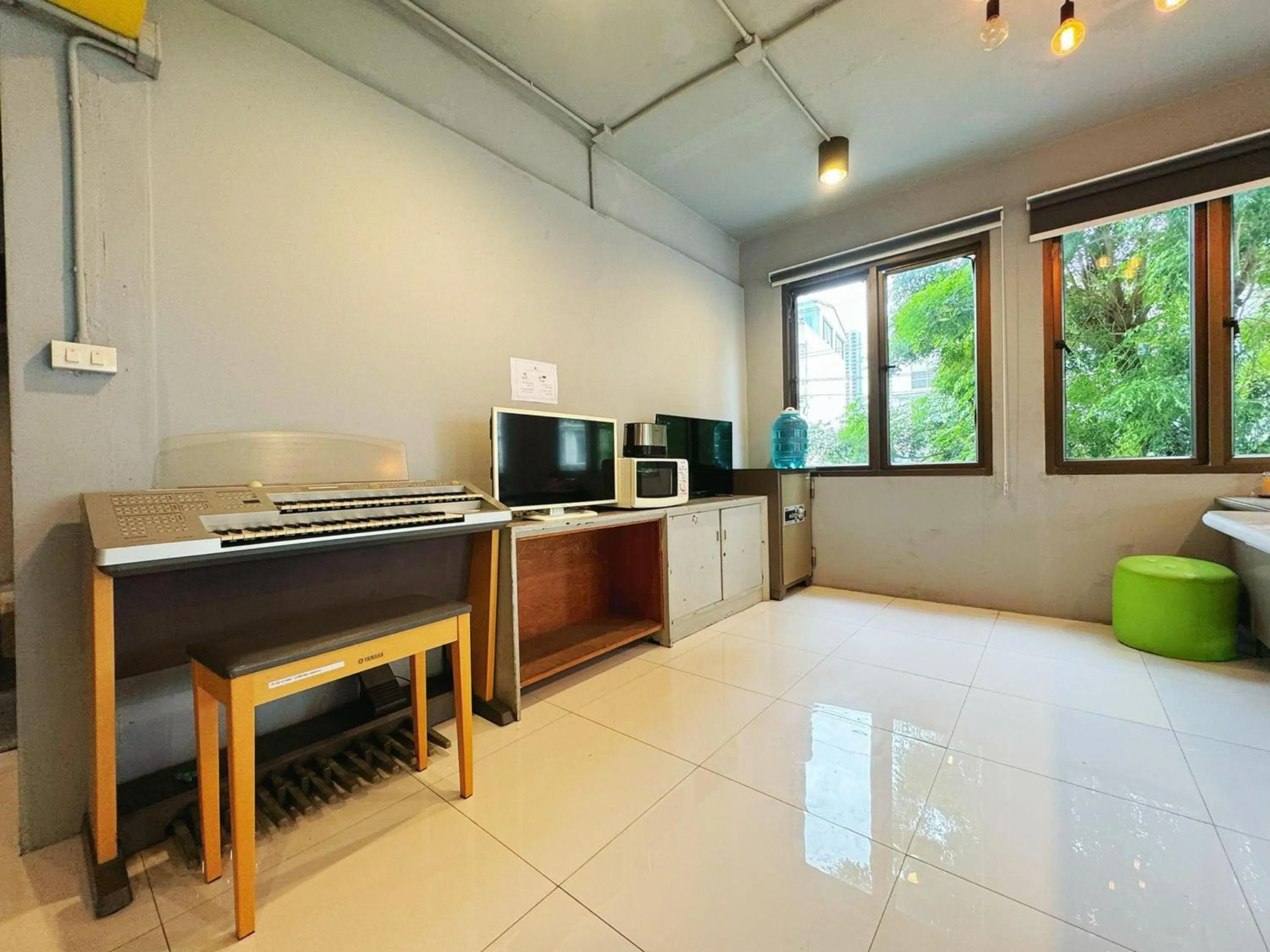 Kitchen or kitchenette in OYO 75465 Lucky Hostel - Huai Khwang