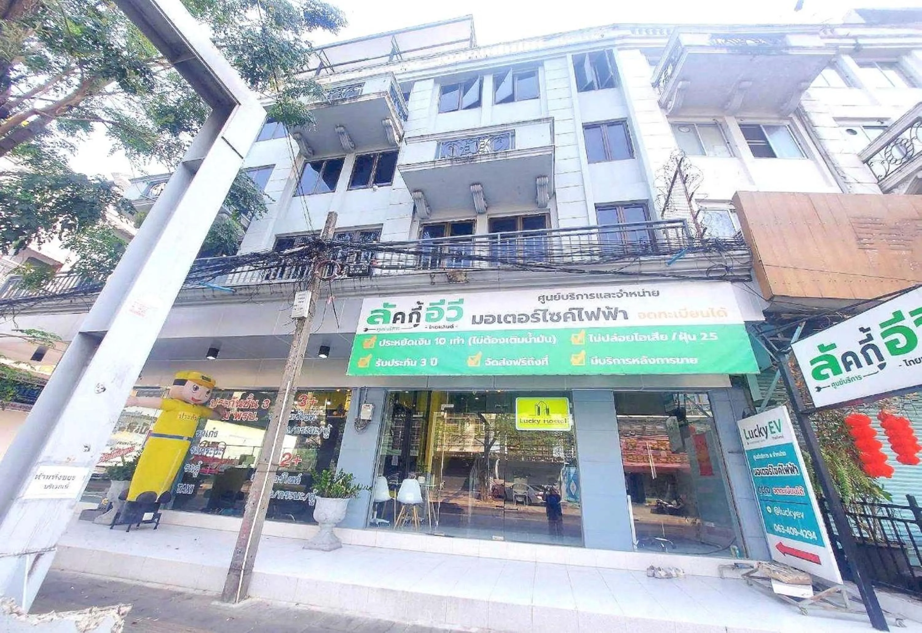 Neighbourhood in OYO 75465 Lucky Hostel - Huai Khwang