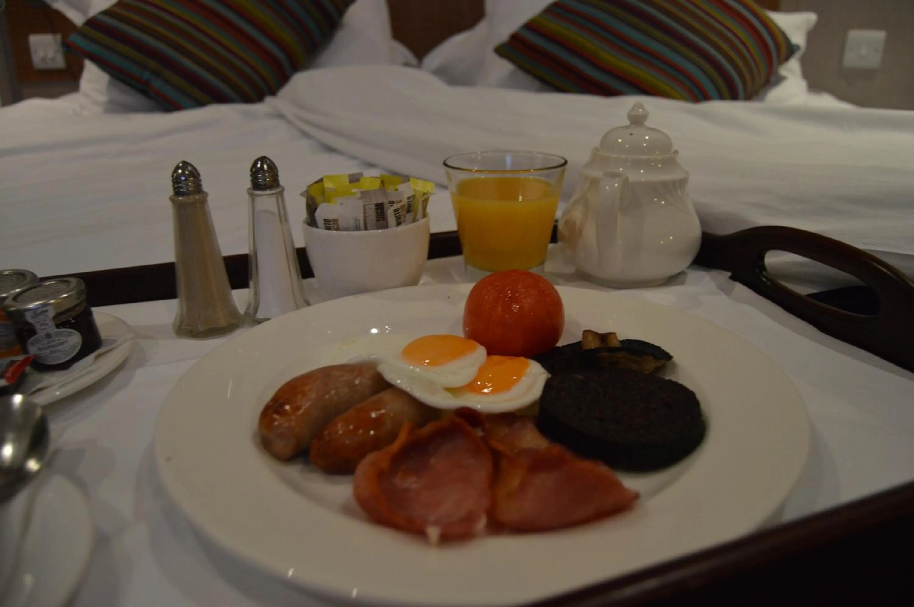 Food and drinks in Carmelite Hotel; BW Signature Collection