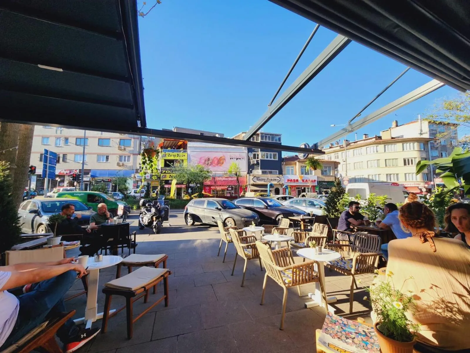 Restaurant/places to eat in Mahall Hotel