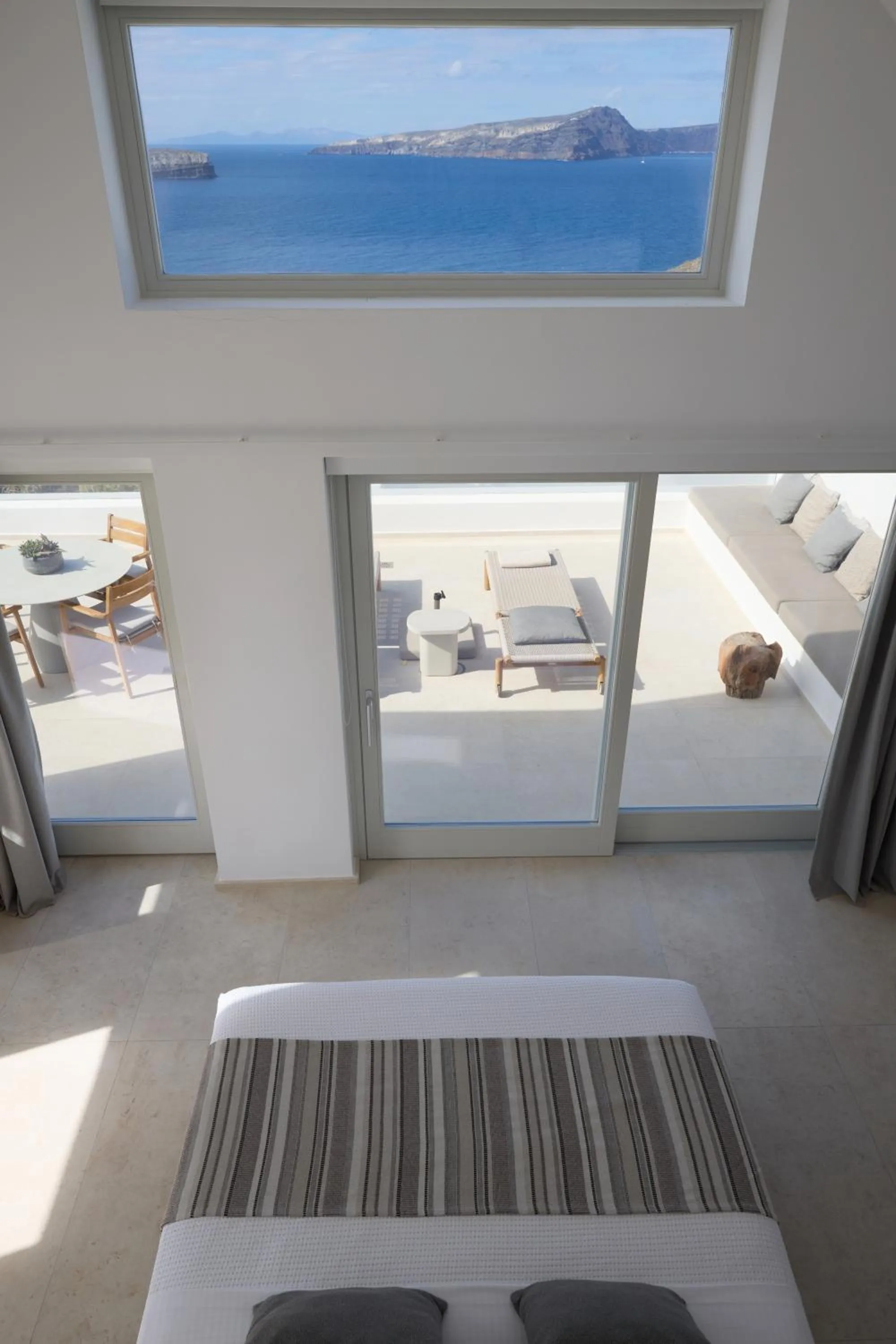 Bed in Omna Caldera Suites