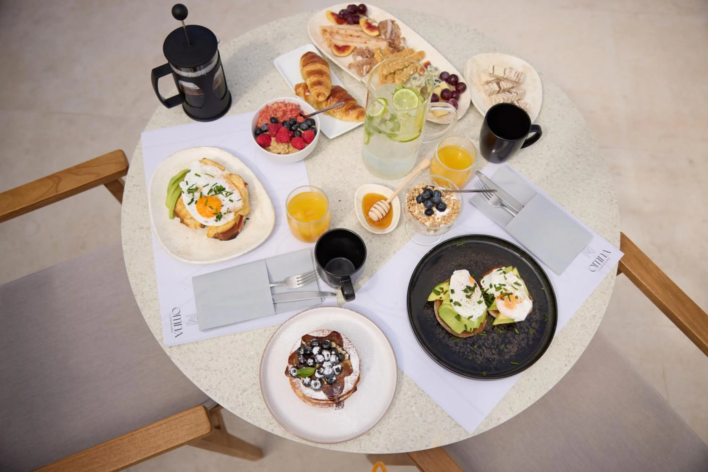 Food and drinks in Omna Caldera Suites