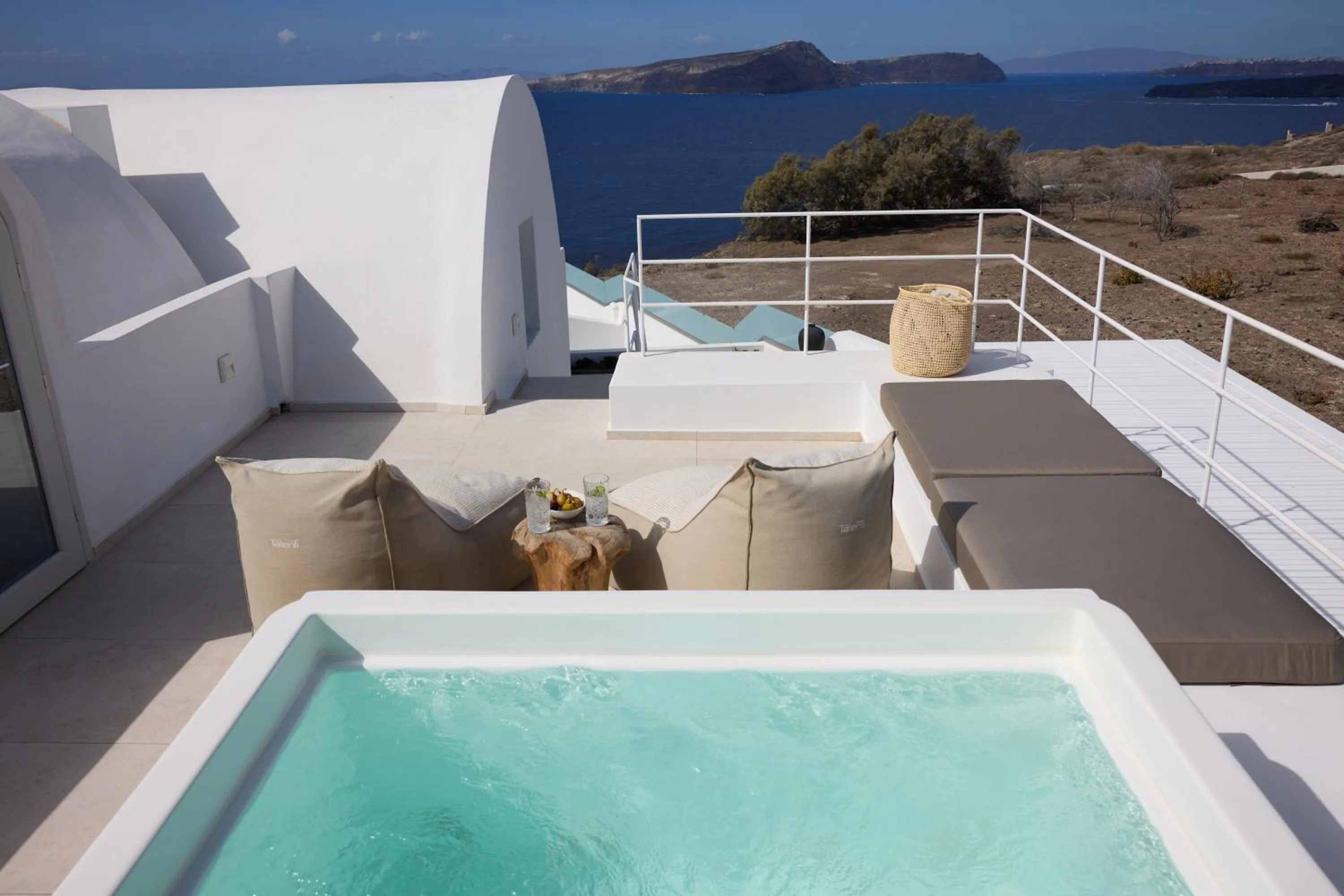 Day in Omna Caldera Suites