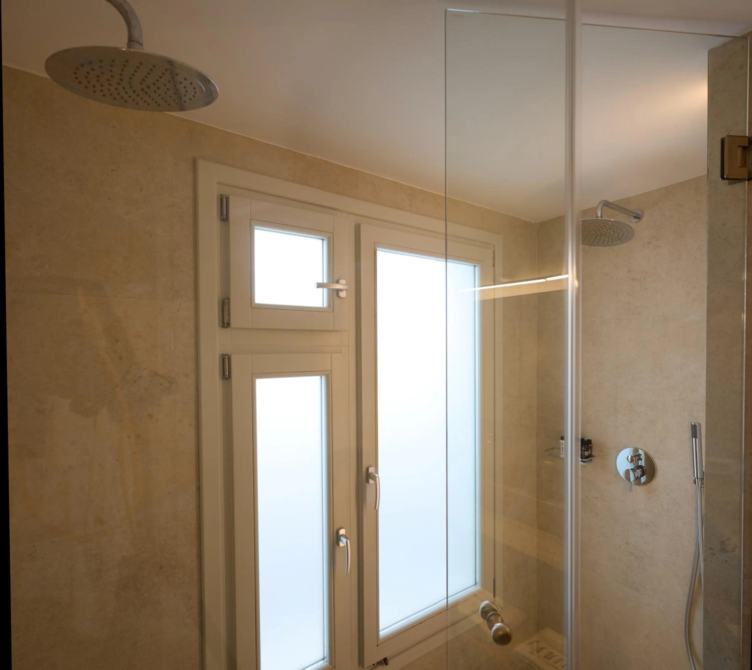 Shower in Omna Caldera Suites