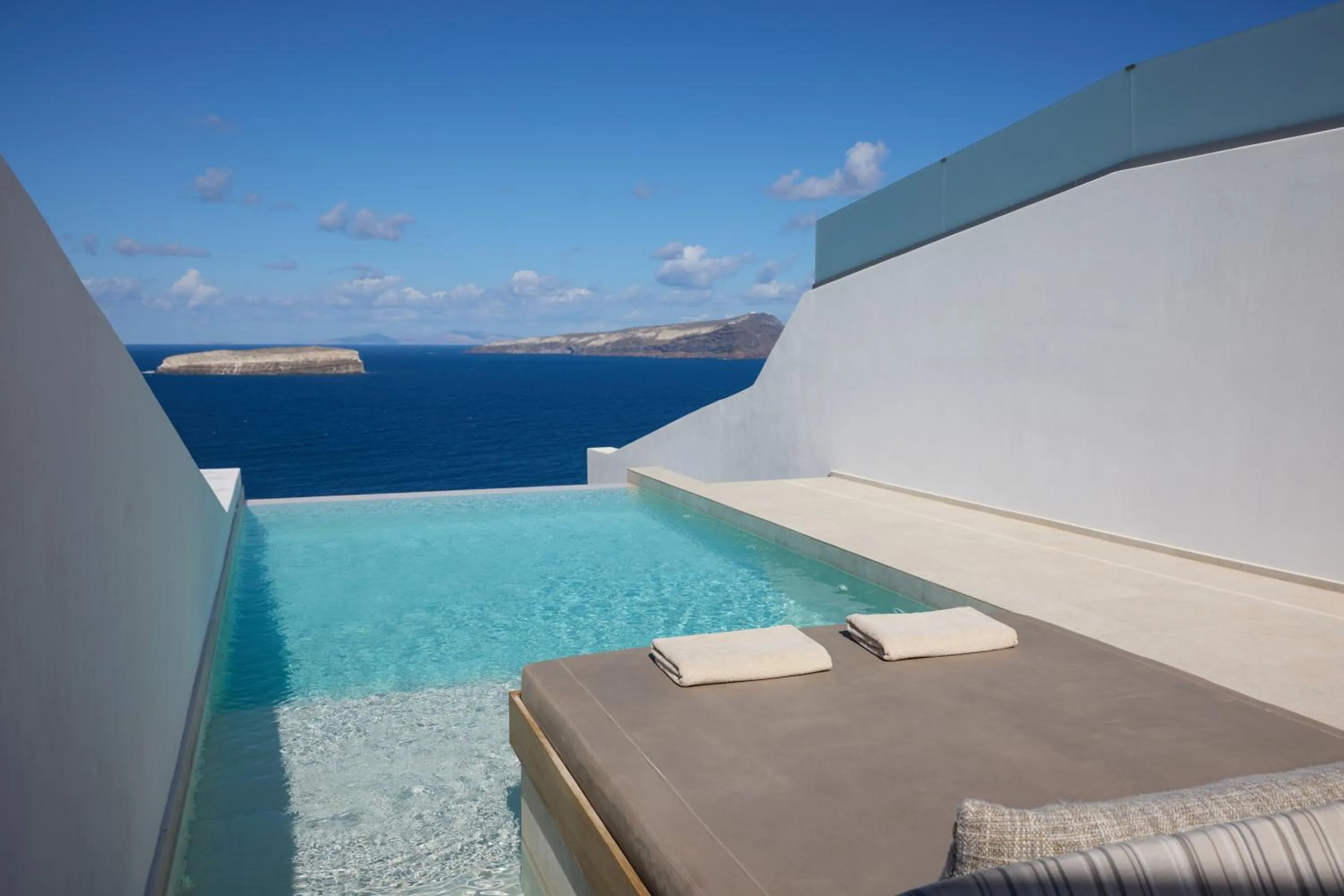 Day in Omna Caldera Suites