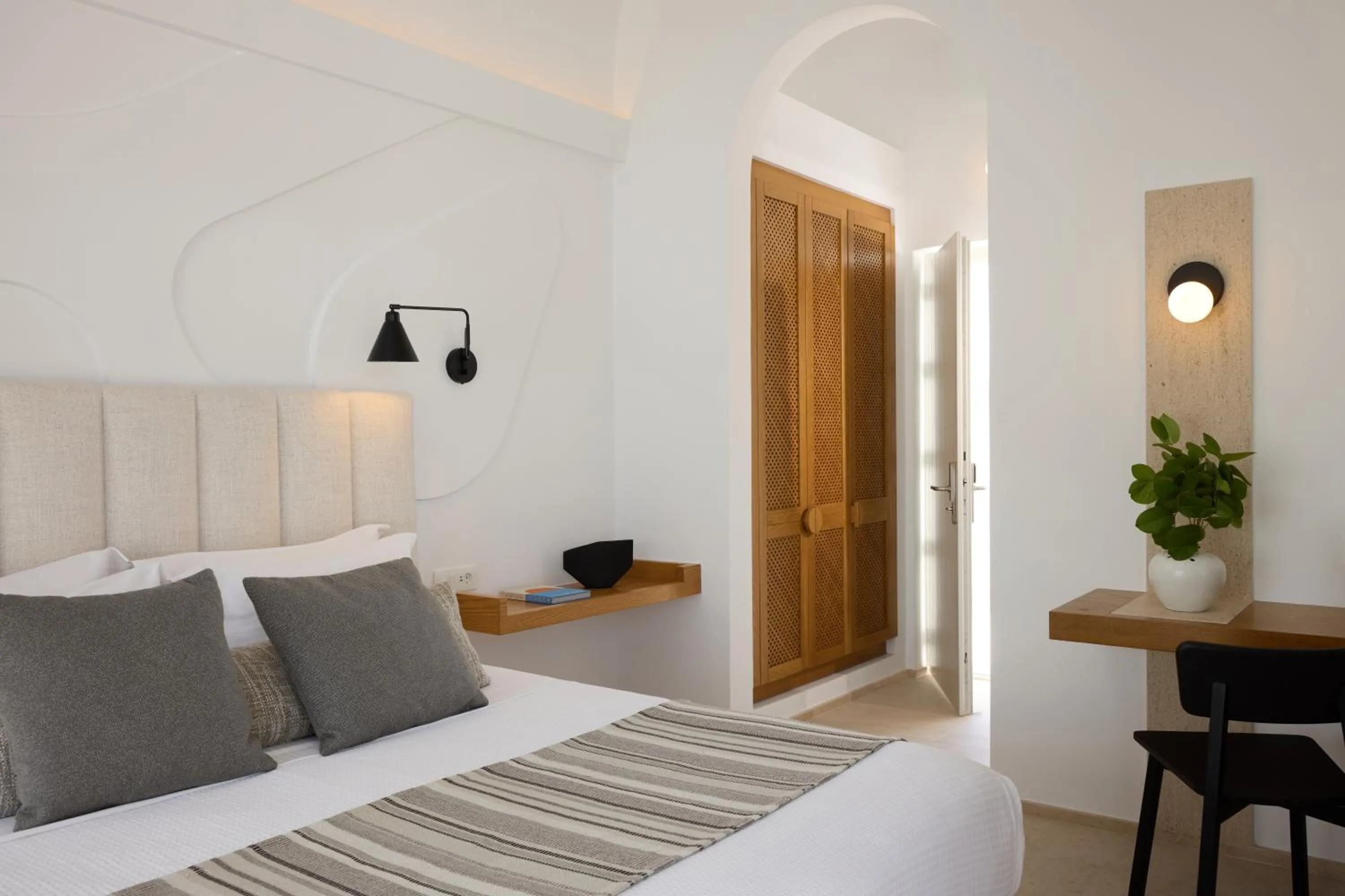 Bed in Omna Caldera Suites