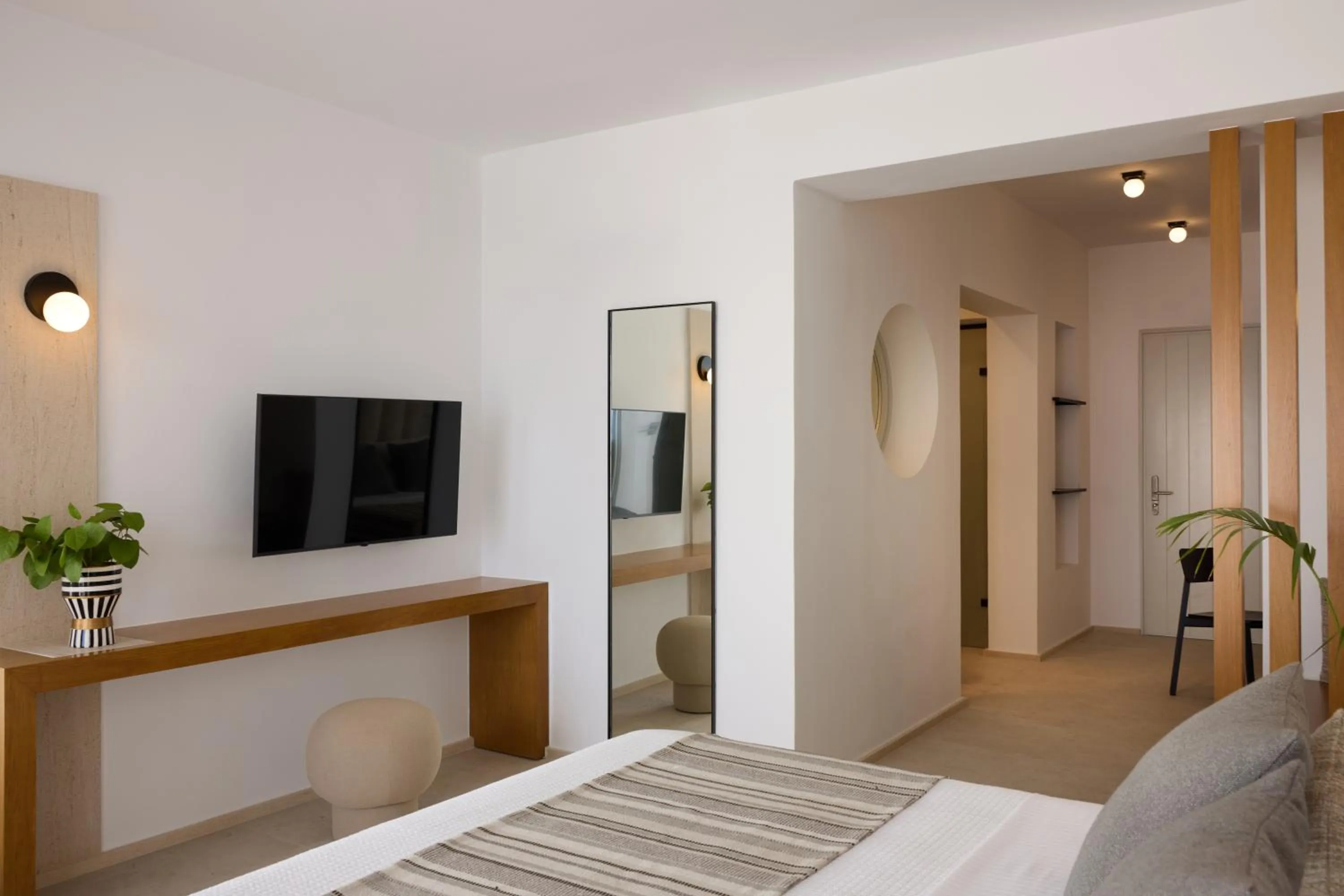 Communal lounge/ TV room, Bed in Omna Caldera Suites