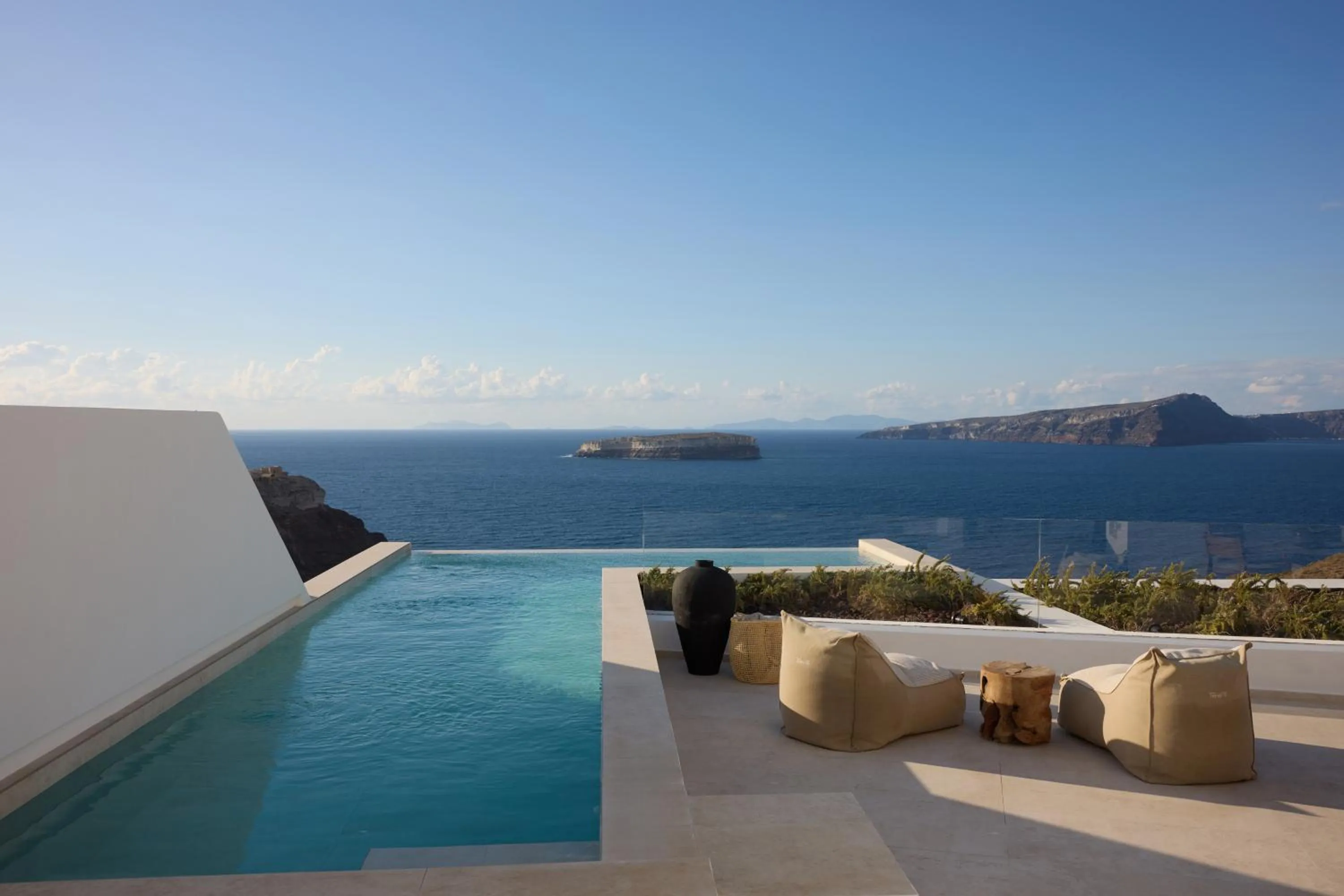 Day in Omna Caldera Suites