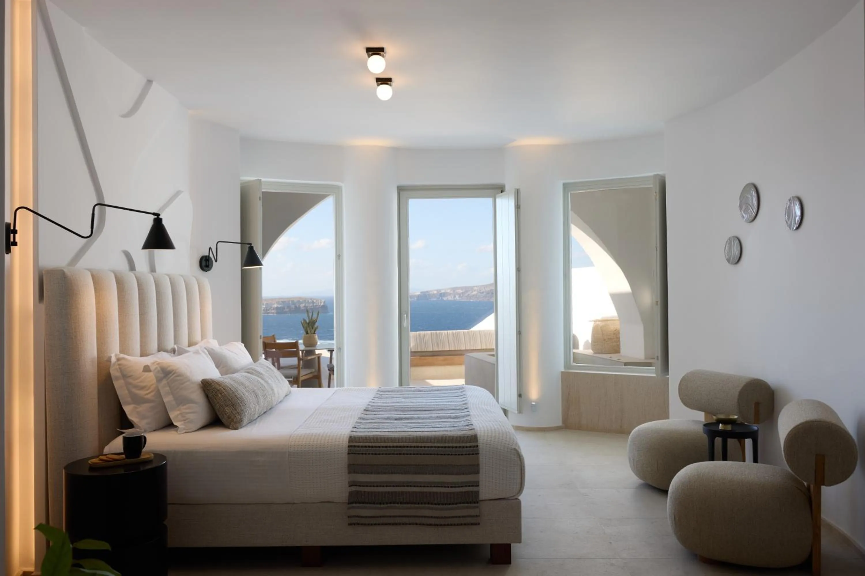 Bed in Omna Caldera Suites