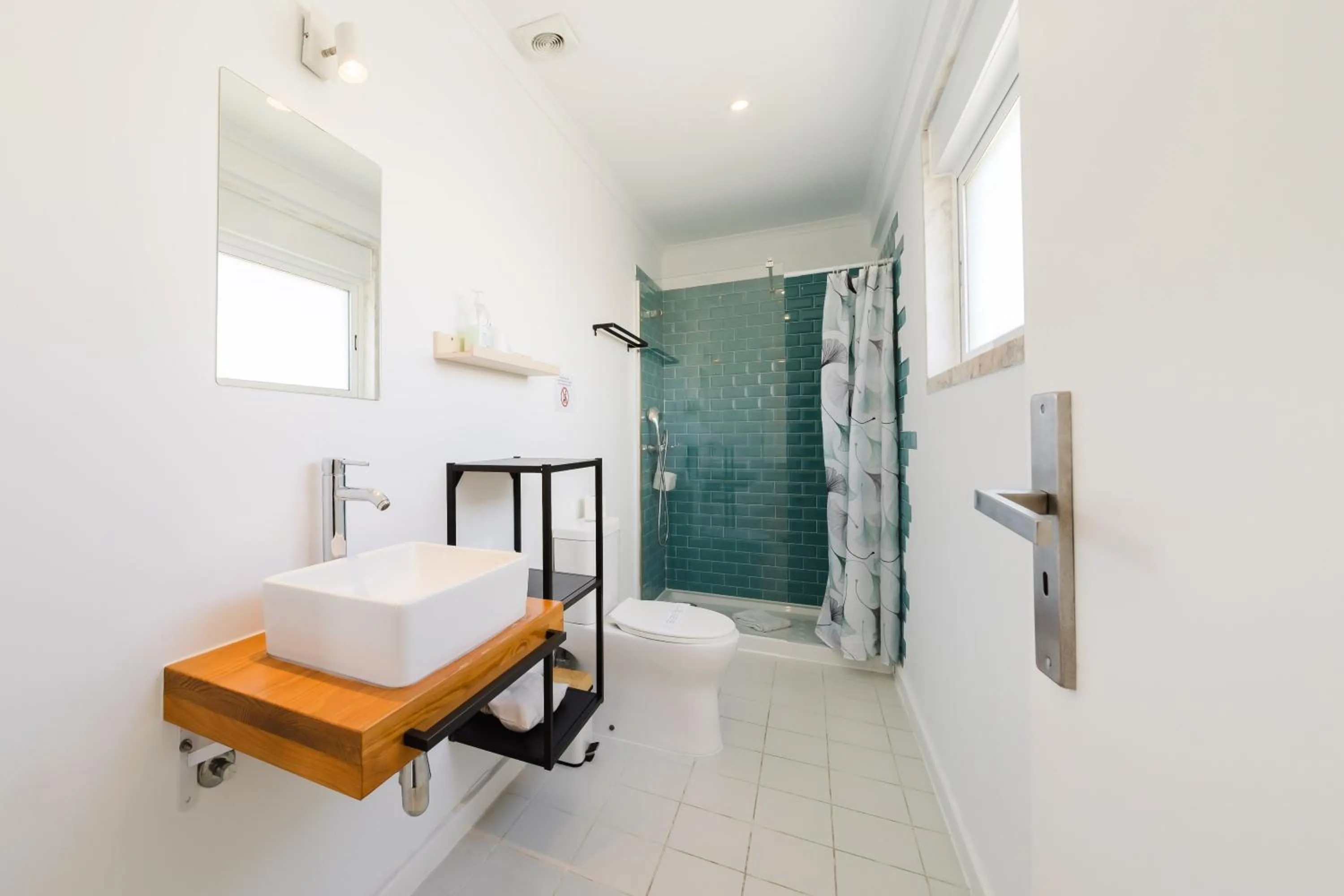 Shower, Bed in Villa Paraíso da Caparica