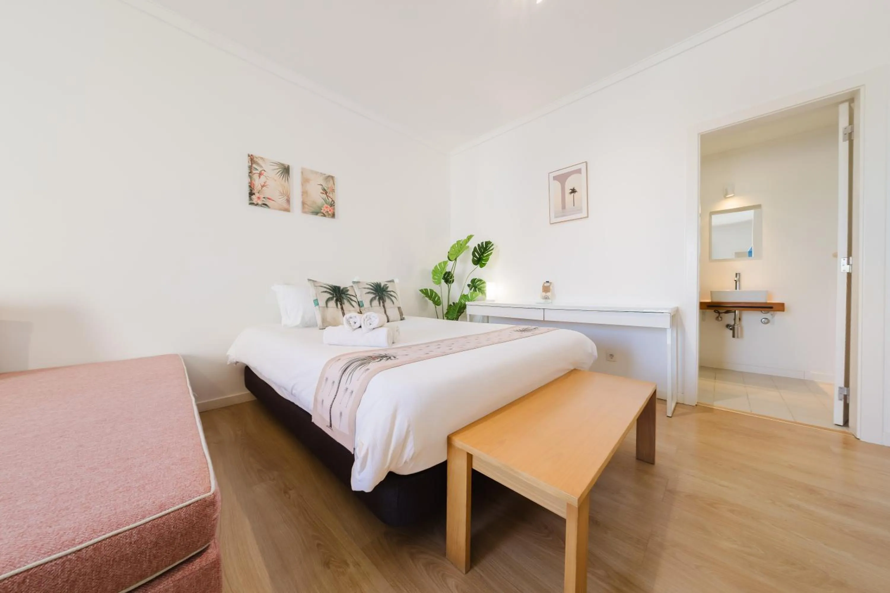 Bathroom, Bed in Villa Paraíso da Caparica
