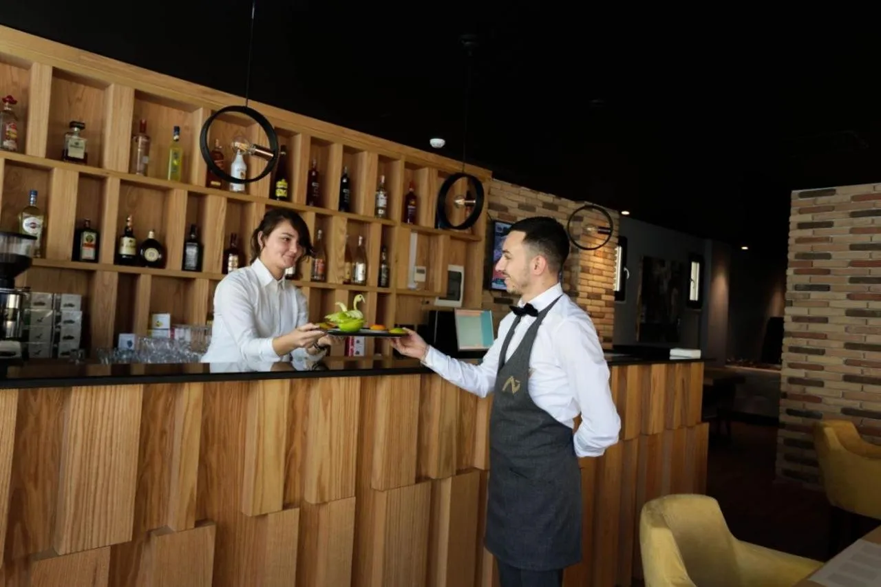 Restaurant/places to eat in Alvin Comfort Hotel