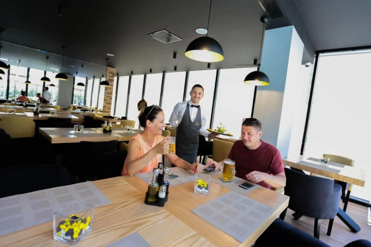 Restaurant/places to eat in Alvin Comfort Hotel