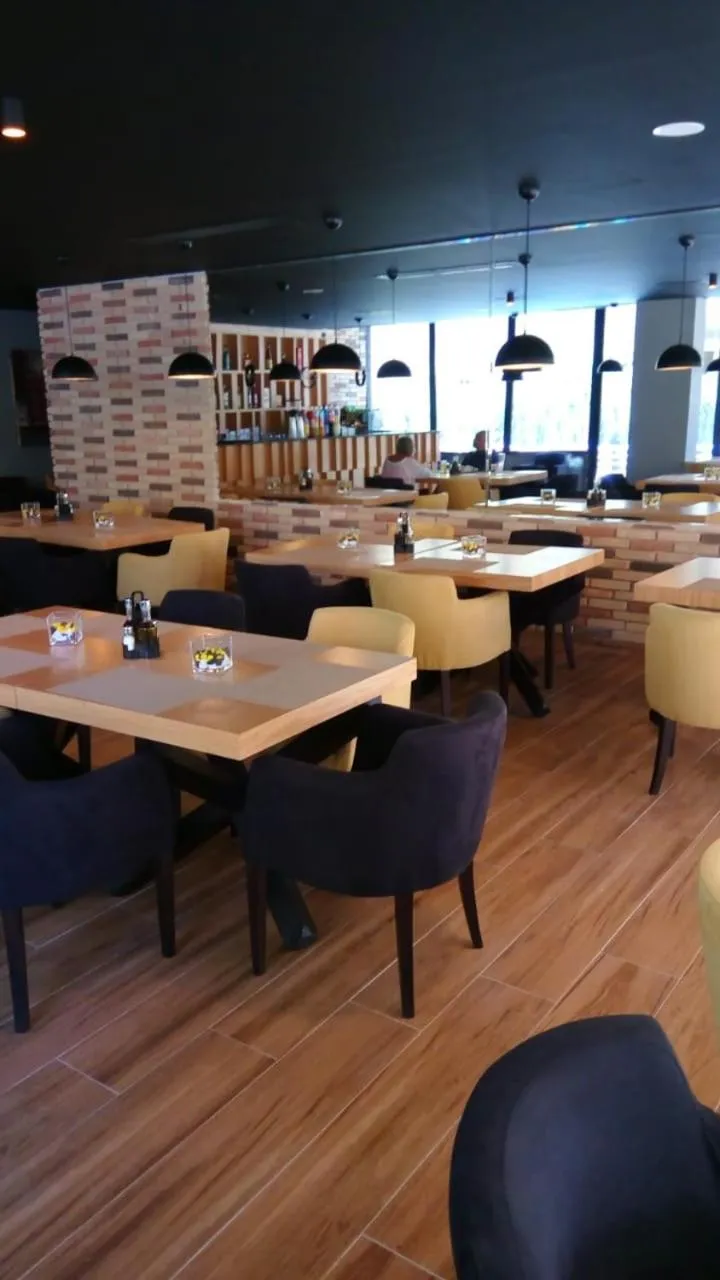 Restaurant/places to eat in Alvin Comfort Hotel