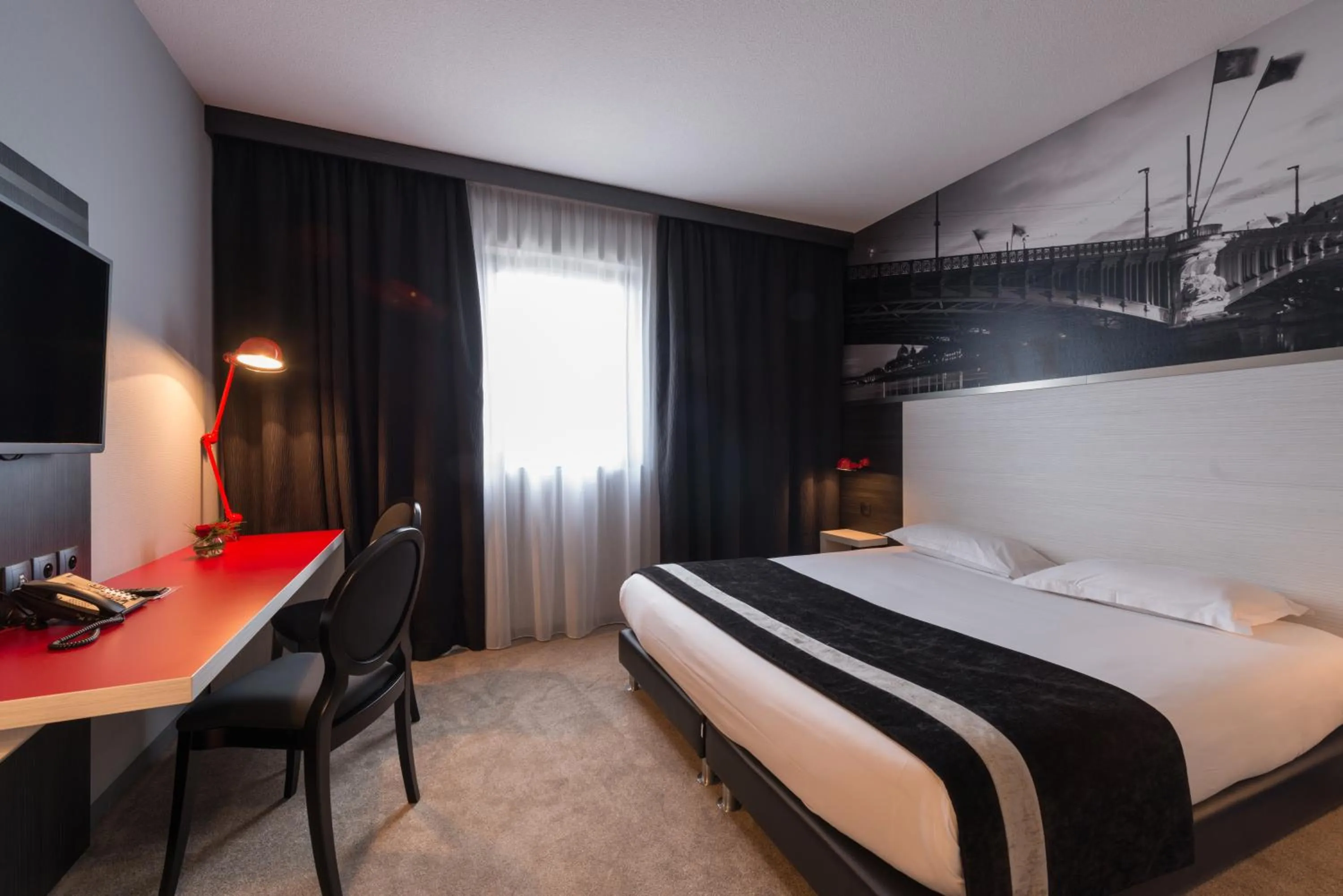 Photo of the whole room, Bed in Hôtel des Lumières Lyon Meyzieu Arena Stadium