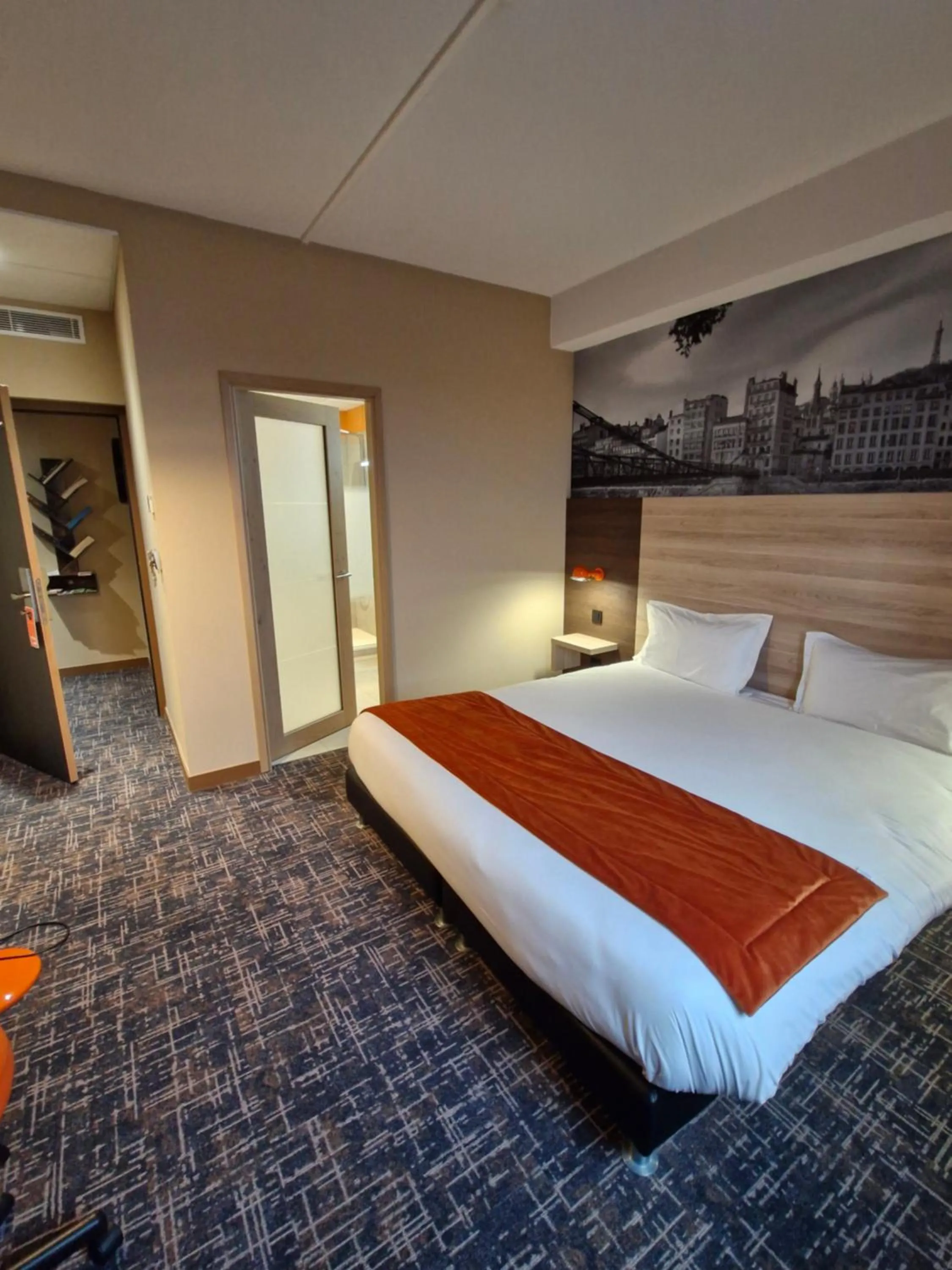 Bed in Hôtel des Lumières Lyon Meyzieu Arena Stadium