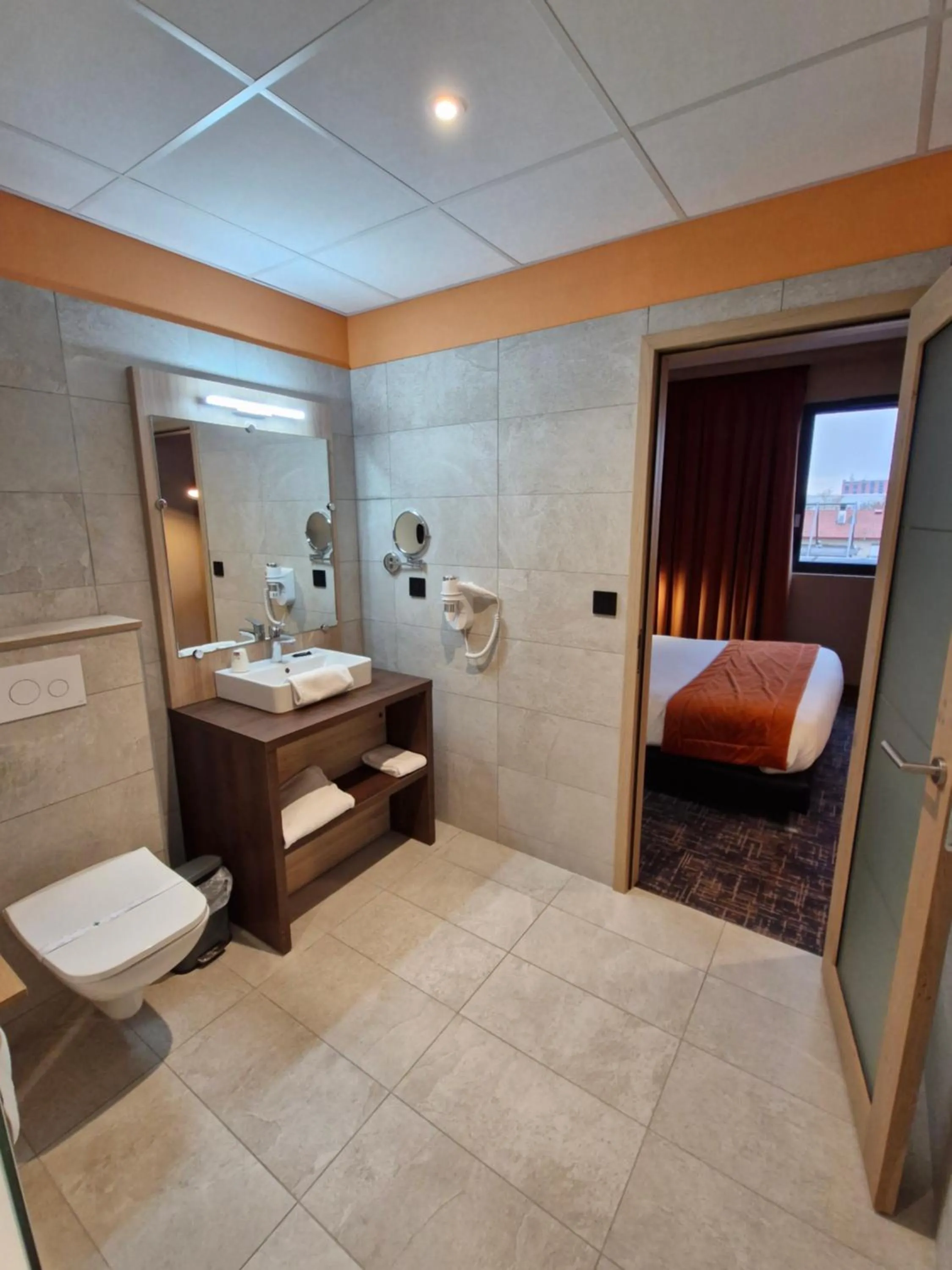 Toilet, Bed in Hôtel des Lumières Lyon Meyzieu Arena Stadium