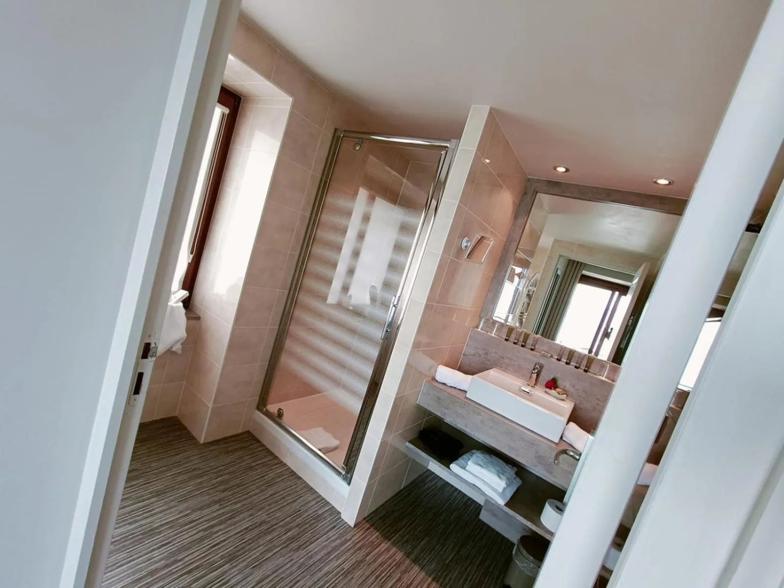 Bathroom, Bed in Hotel Le Léman