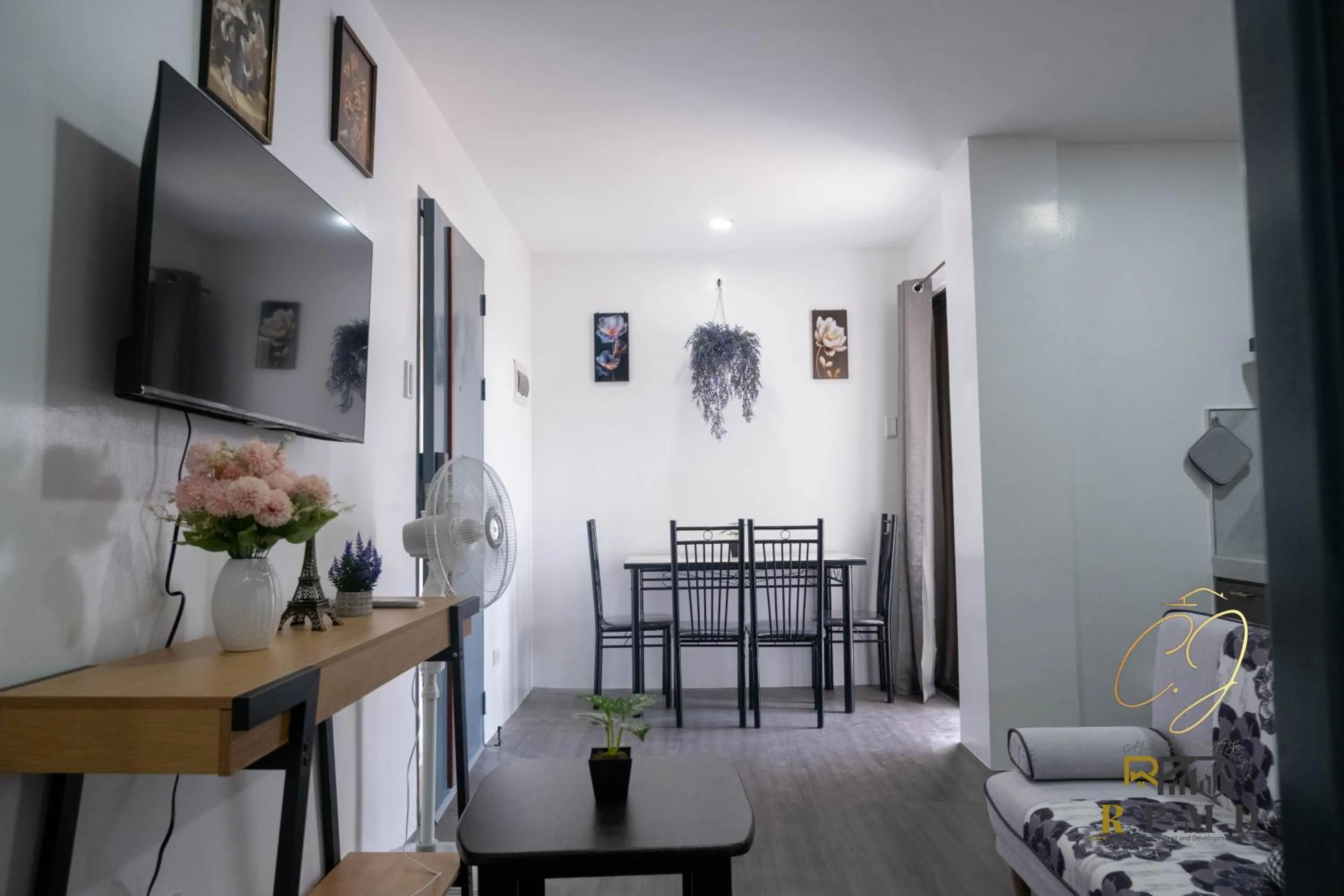 Dining area, Bed in CJ Apartments