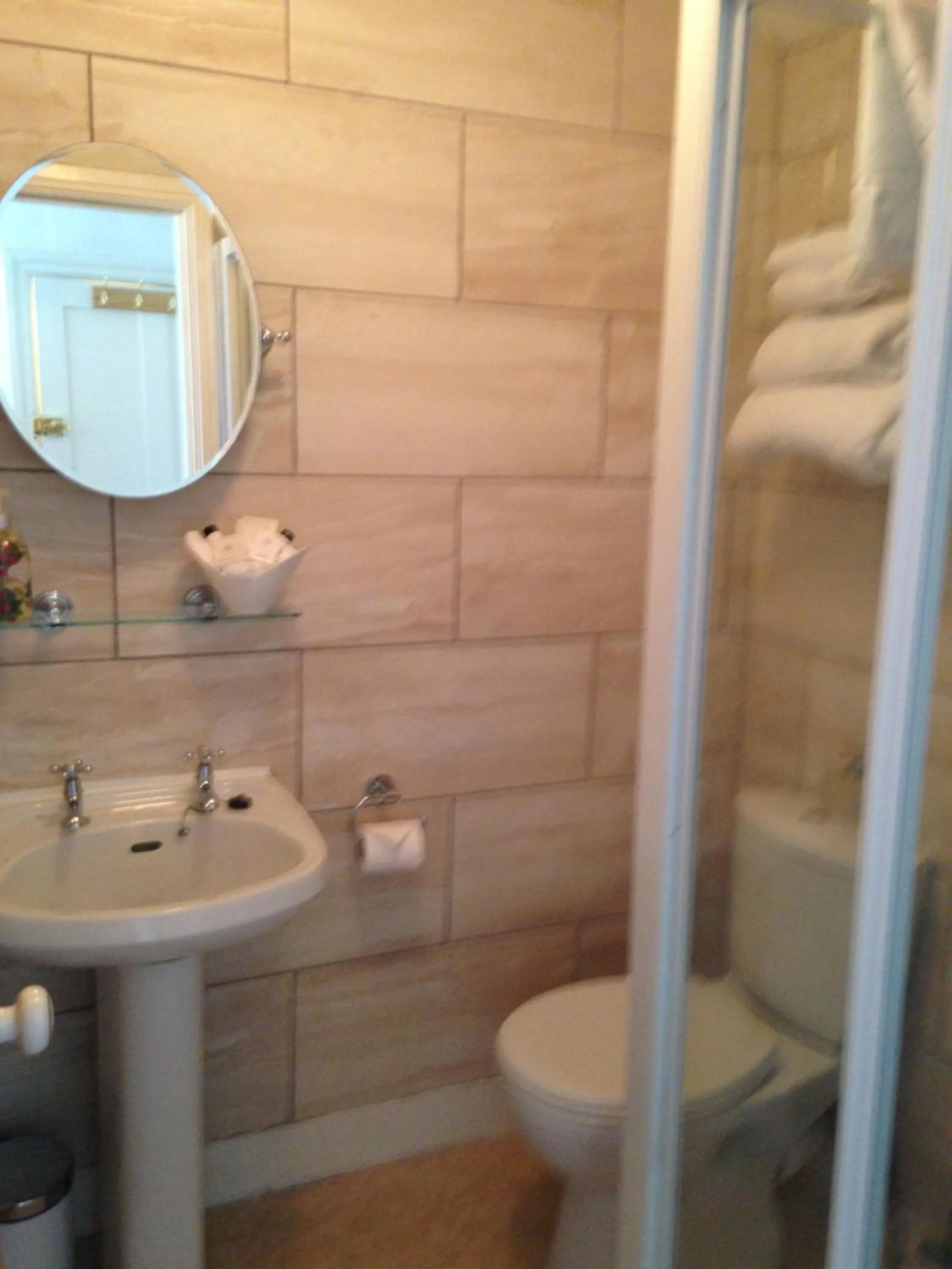 Bathroom in School House Cottage B&B and tea garden