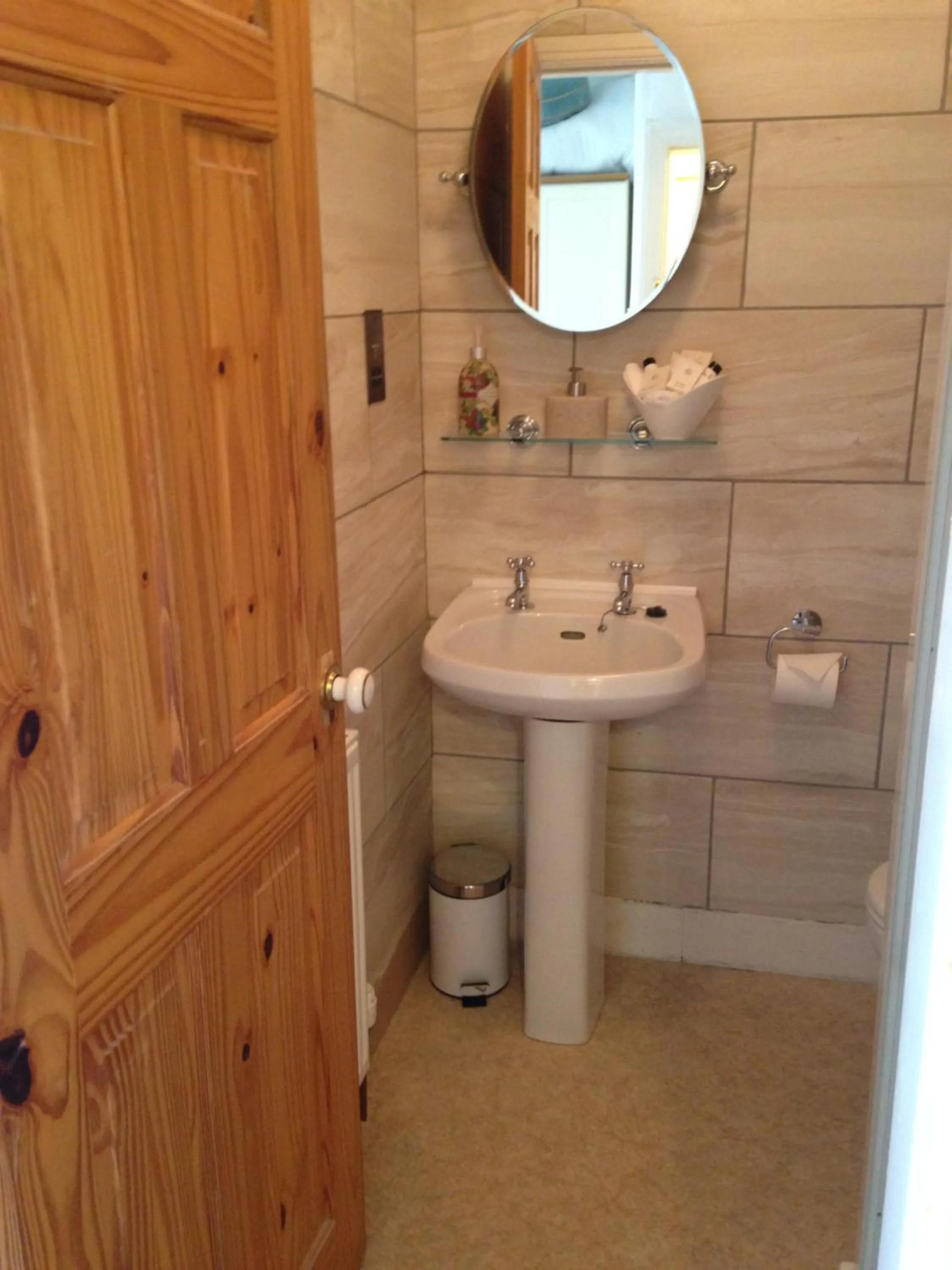 Bathroom in School House Cottage B&B and tea garden