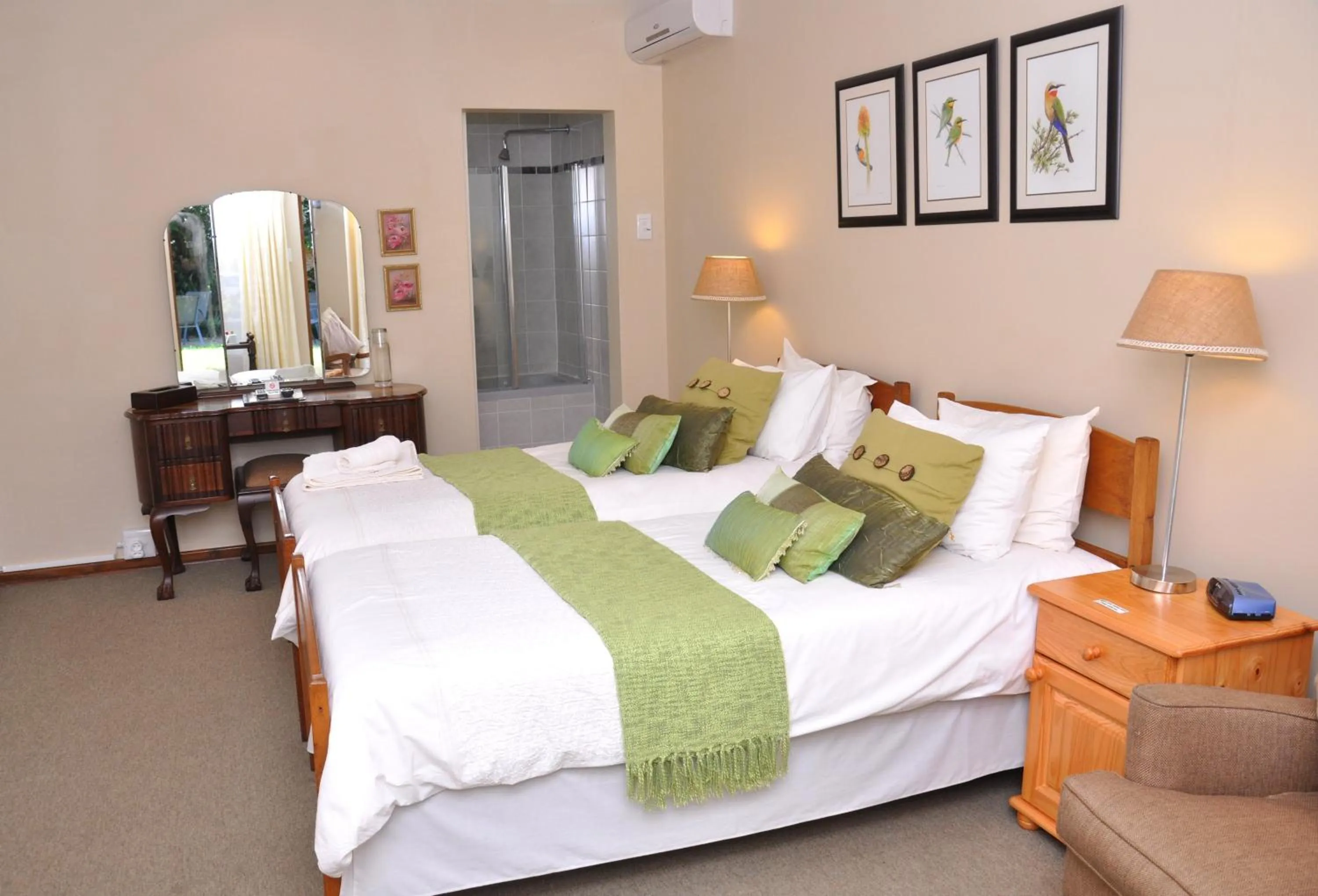 Photo of the whole room, Bed in Birds of Paradise B&B